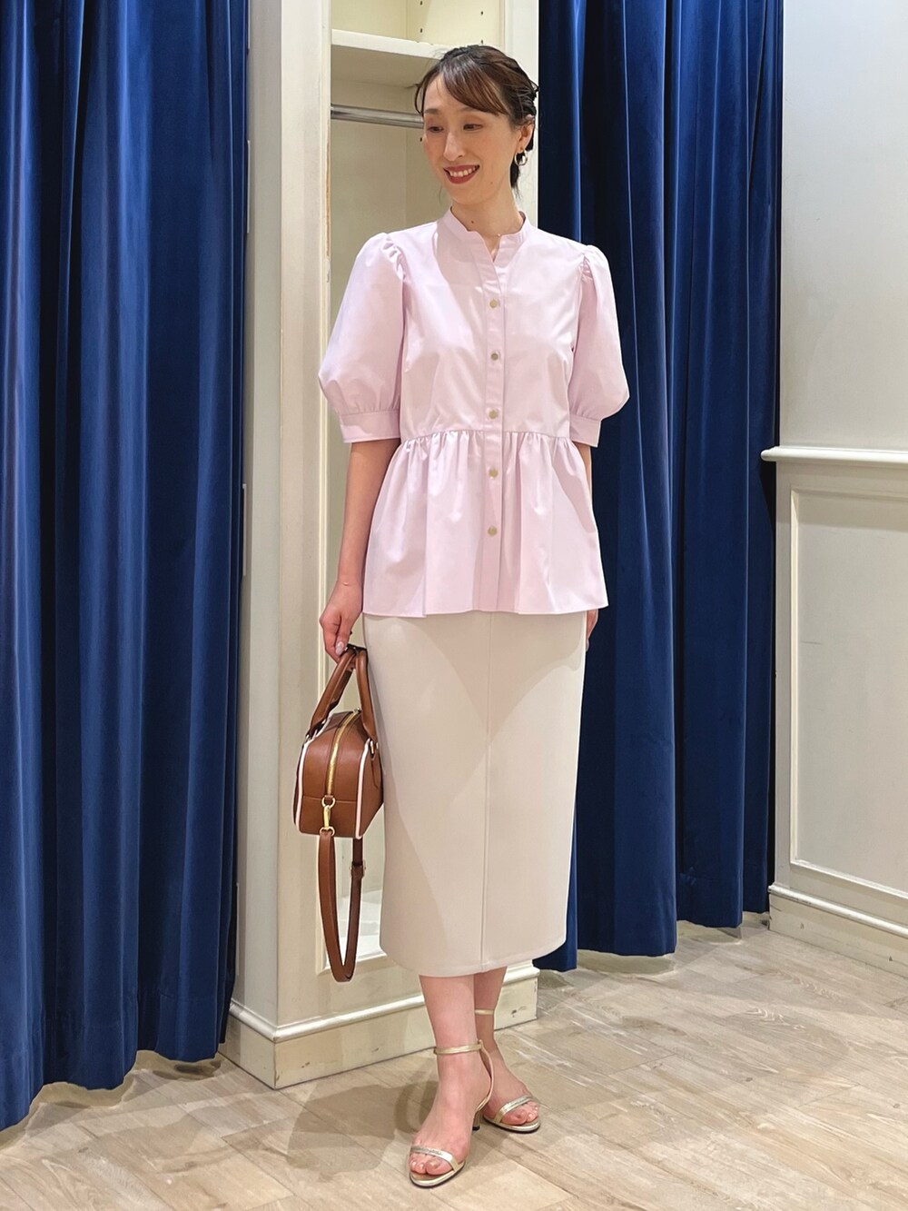 「セットアップ、大人可愛い、スカートコーデ、ぺプラムトップス、ぺプラム、ラベンダー、タイトスカート、スカート、スカートスタイル、ノーリーズ、ブラウス、春コーデ、春夏コーデ、きれいめカジュアル、キレイめ」|「grace grace のニュアンスG型イヤリング(イヤリング、ゴールド系)」を使った、nol ikeoさん(骨格ウェーブ・レディース・160cm)の春コーディネートの6枚目の写真