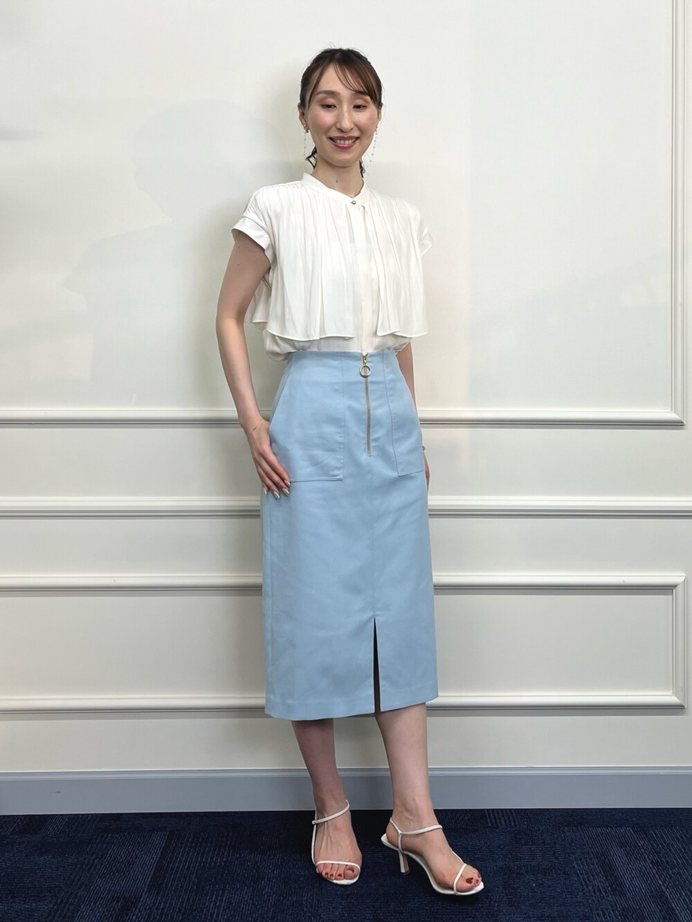 ホワイト系のシャツ/ブラウス、ブルー系のスカート、ホワイト系のサンダルを着用したレディースの夏コーディネートの7枚目の写真