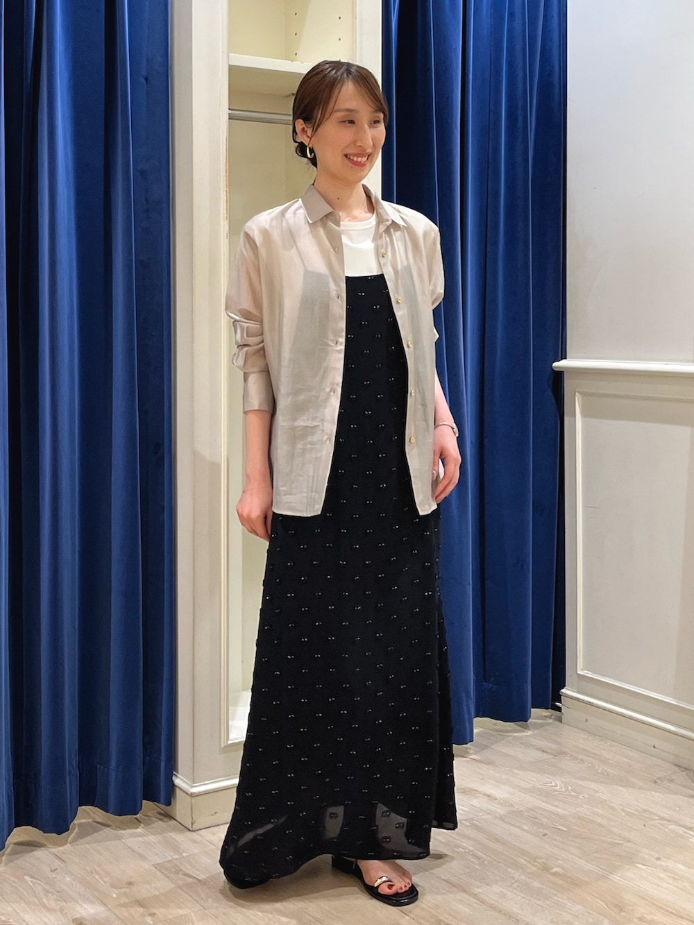 ベージュ系のシャツ/ブラウス、ホワイト系のTシャツ/カットソー、ブラック系のワンピースを着用したレディースの夏コーディネートの10枚目の写真