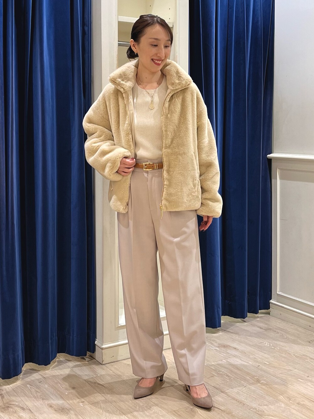 「お出かけコーデ、淡色コーデ、オトナカジュアル、キレイめカジュアル、パンツコーデ、大人女子、キレイめ、ラメニット、タトラス、TATRAS、ブルゾン、ワントーンコーデ、ベージュ、ワイドパンツ、ノーリーズ」|「NOLLEY’Sのダブルメタルカンベルト20(ベルト、イエロー系)」を使った、nol ikeoさん(レディース・160cm)の秋コーディネートの7枚目の写真