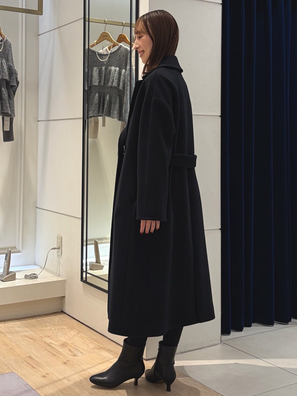 グレー系のその他トップス、ブラック系のその他アウター、ベージュ系のスカートを着用したレディースの冬コーディネートの5枚目の写真