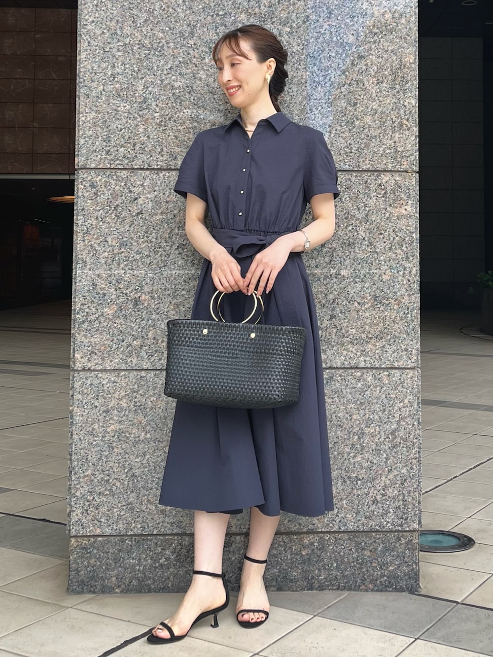 「ワンピース、きれいめカジュアル、夏コーデ、大人女子、大人コーデ、ワンピーススタイル、ワンピースコーデ、シャツワンピ、シャツワンピース、ネイビー、キレイめ、ノーリーズ、ワントーン、ワントーンコーデ、夏」｜「NOLLEY’Sの【grace grace/グラスグラス】ハート ピアス（ピアス（両耳用）、ゴールド系）」を使った、nol ikeoさん（骨格ウェーブ・レディース・160cm）の夏コーディネートの5枚目の写真