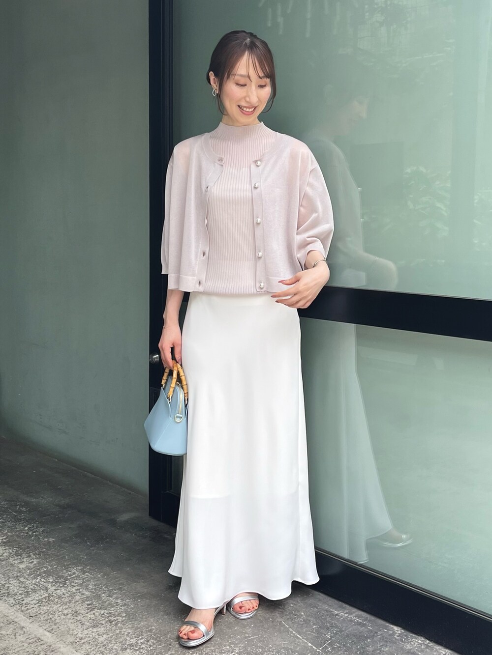 ホワイト系のキャミソール、ベージュ系のニット/セーター、ベージュ系のカーディガン/ボレロを着用したレディースの夏コーディネートの10枚目の写真
