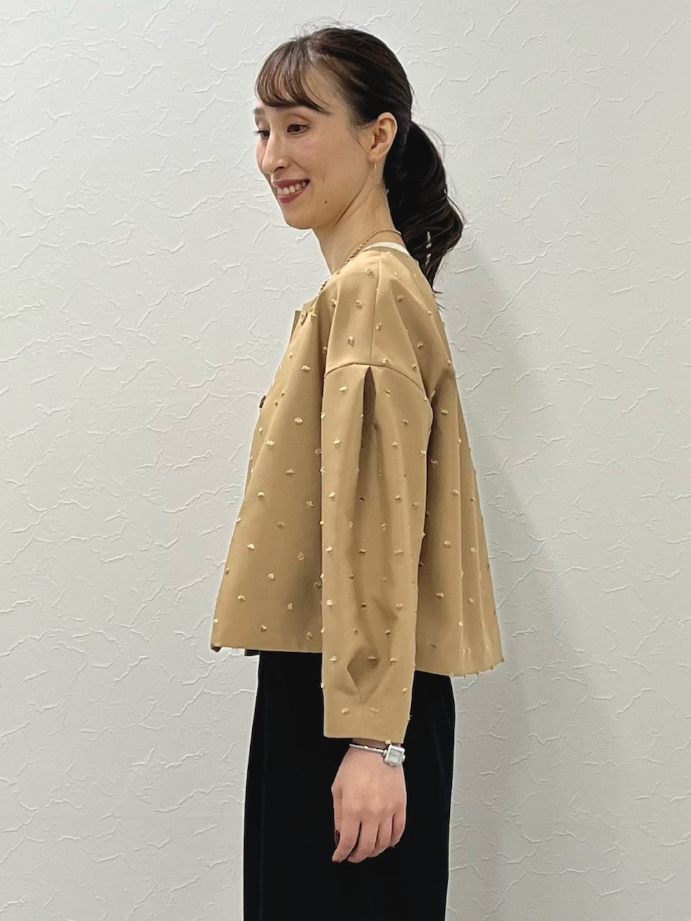 「きれいめカジュアル、キレイめ、ドット、ジャガード、ブルゾン、羽織り、ワイドパンツ、ベルト、大人カジュアル、キャメル、ネイビー、パンツスタイル、ブラウス、ノーリーズ、ノーカラージャケット」|「NOLLEY’Sの【grace grace/グラスグラス】10K カットワイヤーフープ ピアス(ピアス(両耳用)、ゴールド系)」を使った、nol ikeoさん(レディース・160cm)の秋コーディネートの4枚目の写真