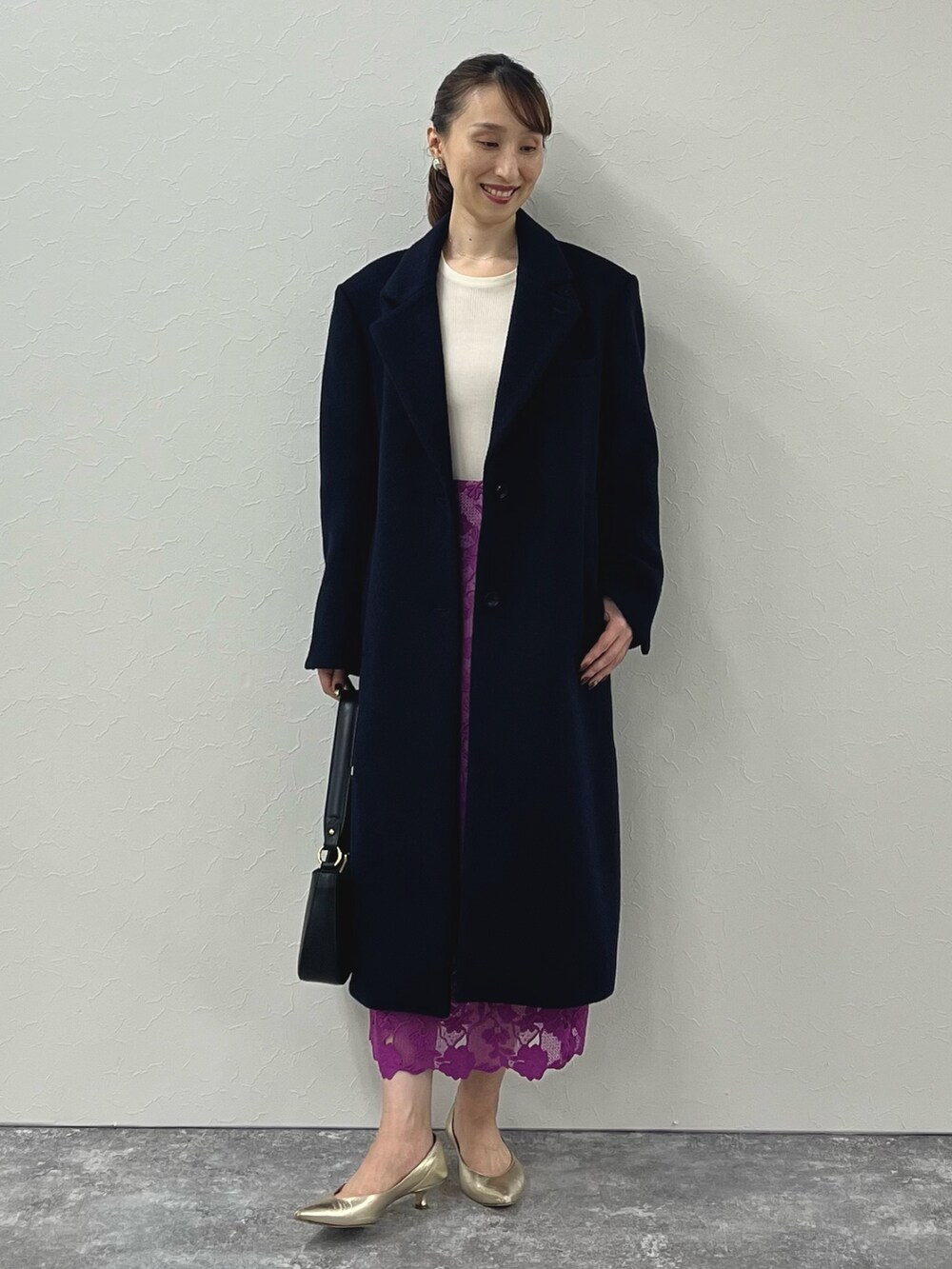 「秋っぽコーデ更新中、オトナ女子、チェスターコート、チェスター、コート、アウター、ウールコート、ネイビー、レース、レーススカート、タイトスカート、スカート、キレイめ、ノーリーズ、ロングコート」|「NOLLEY’Sのボリュームラウンドイヤリング(イヤリング、シルバー系)」を使った、nol ikeoさん(レディース・160cm)の秋コーディネートの5枚目の写真