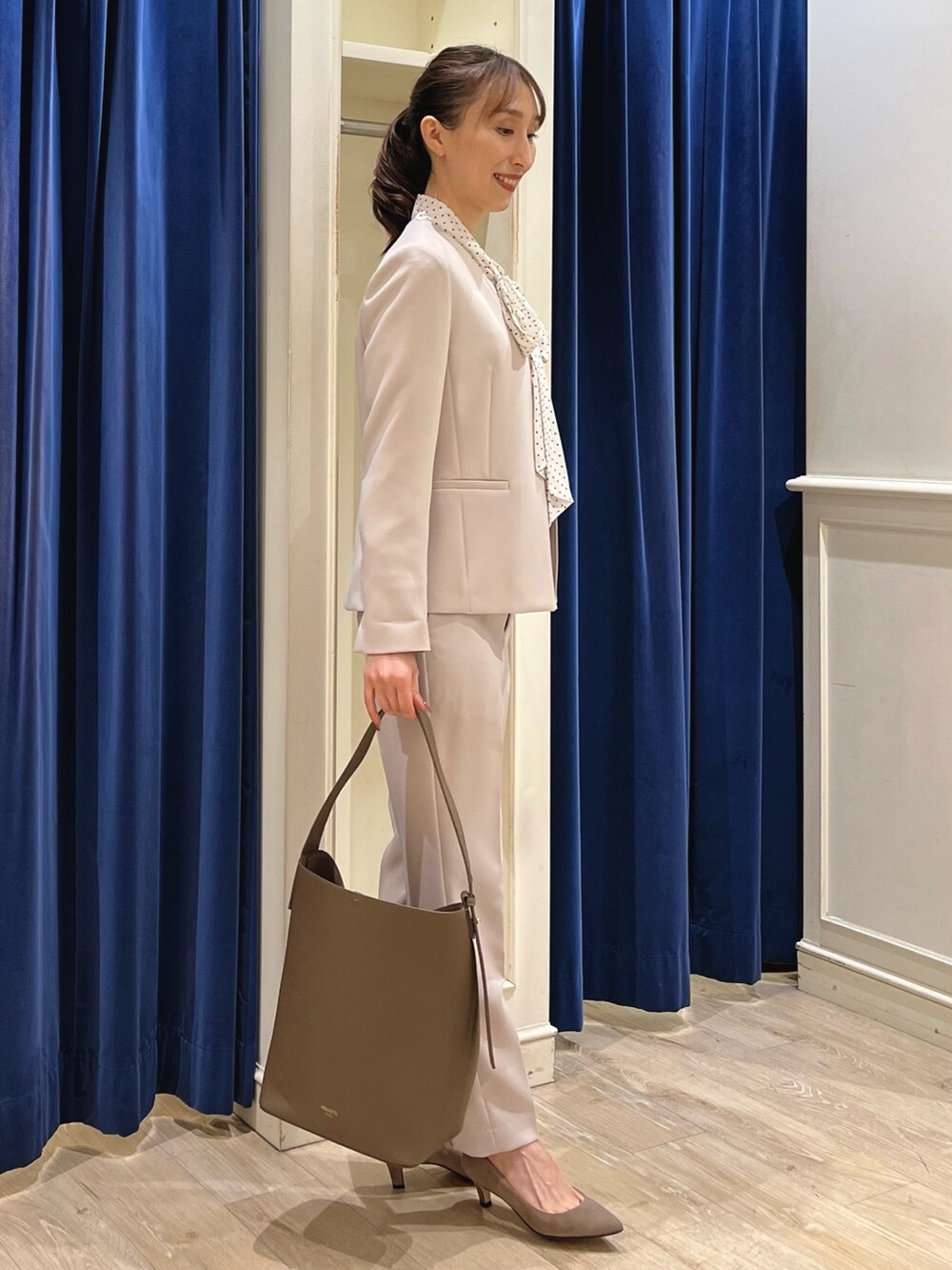 「セットアップ、パンツスタイル、オトナ女子、オフィススタイル、オフィスコーデ、通勤コーデ、ジャケット、スーツスタイル、スーツ、ノーカラージャケット、ジャケットスタイル、パンツコーデ、ボウタイブラウス、ノーリーズ、ドット」|「NOLLEY’Sの【grace grace/グラスグラス】10K ペタルチェーンピアス(ピアス(両耳用)、ゴールド系)」を使った、nol ikeoさん(レディース・160cm)の冬コーディネートの8枚目の写真