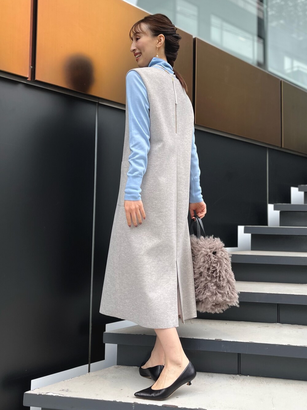 「最近のいい感じコーデ、お出かけコーデ、ワンピース、ニット、クリスマスに着たい服、ファー、休日スタイル、ハイネック、ジャンパースカート、ジャンスカ、ノーリーズ、サックスブルー、グレー、パール、ファーバッグ」｜「NOLLEY’Sのコットンパールブラチェーンイヤリング（イヤリング、ホワイト系）」を使った、nol ikeoさん（レディース・160cm）の冬コーディネートの5枚目の写真
