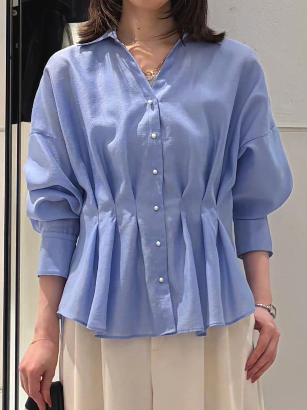 ブルー系のシャツ/ブラウス、グレー系のタンクトップ、ホワイト系のその他パンツを着用したレディースの冬コーディネートの3枚目の写真