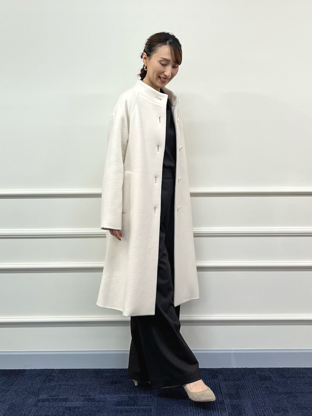 ホワイト系のその他アウター、ブラウン系のシャツ/ブラウス、ブラウン系のその他パンツを着用したレディースの冬コーディネートの10枚目の写真