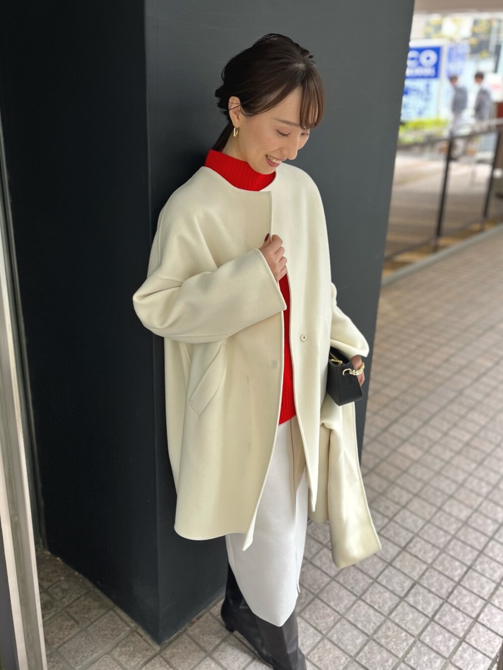 「新星WEARISTAにエントリー、冬アウター、クリスマスに着たい服、マイベストコーデ2023、赤、お出かけコーデ、コート、ブーツ、ノーカラーコート、タイトスカート、ノーリーズ、赤ニット、ハイネック、冬コーデ、ストール」｜「LAURA DI MAGGIOの【LAURA DI MAGGIO/ ラウラディマッジョ】チェーン付き3wayショルダーバッグ（ショルダーバッグ、ブルー系）」を使った、nol ikeoさん（レディース・160cm）の冬コーディネートの10枚目の写真