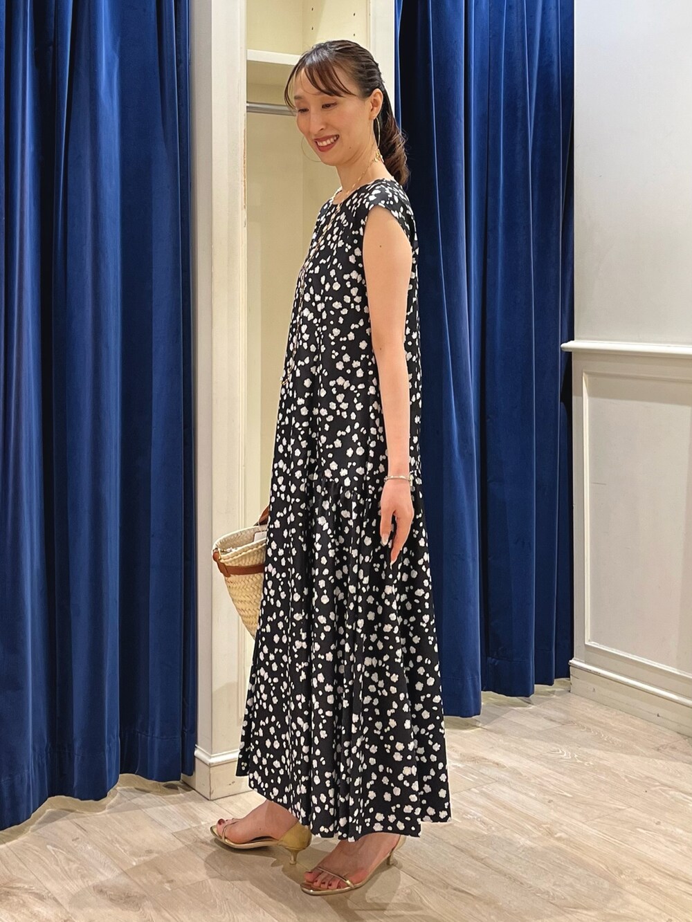 「夏コーデ、ワンピース、お出かけコーデ、大人ガーリー、ワンピーススタイル、ロングワンピース、小花柄、花柄ワンピース、花柄、フラワープリント、モノトーン、かごバッグ、夏ワンピース、ノーリーズ、きれいめカジュアル」｜「NOLLEY’Sの【WEB限定】マルチWAY チェーン＆淡水パールロングネックレス（ネックレス、ゴールド系）」を使った、nol ikeoさん（レディース・160cm）の夏コーディネートの6枚目の写真