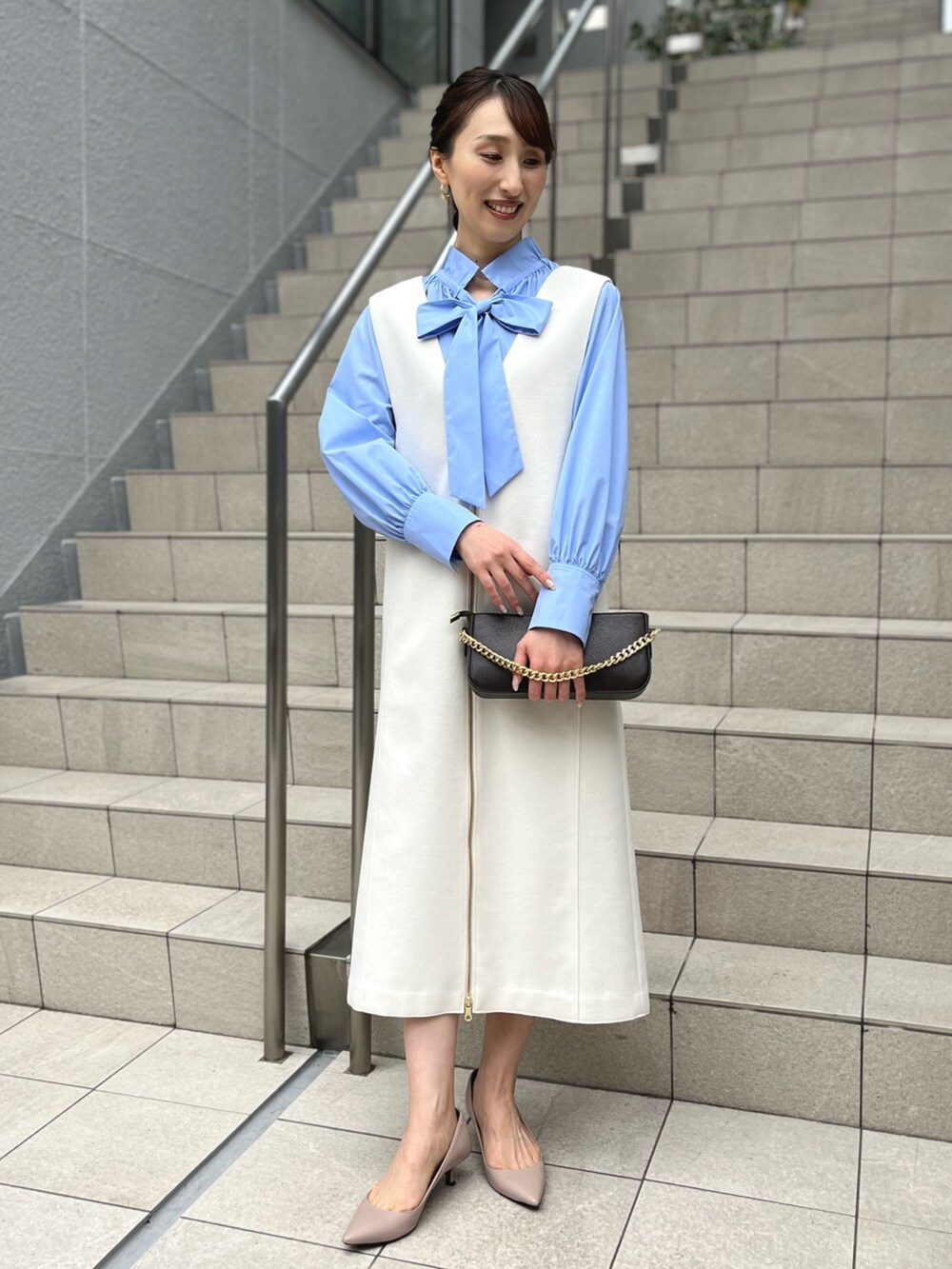 ブルー系のシャツ/ブラウス、ホワイト系のワンピース、ブルー系のショルダーバッグを着用したレディースの冬コーディネートの4枚目の写真