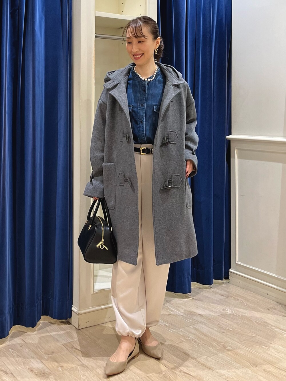 「休日スタイル、きれいめカジュアル、お出かけコーデ、冬アウター、デニム、パンツコーデ、ダッフルコート、ダッフル、ダッフルコート グレー、デニムシャツ、カーゴパンツ、カーゴパンツコーデ、大人カジュアル、オトナカジュアル、ノーリーズ」|「Rie Millerの【RM denim】パワショルデニムブラウス(シャツ/ブラウス、ブルー系)」を使った、nol ikeoさん(レディース・160cm)の秋コーディネートの6枚目の写真
