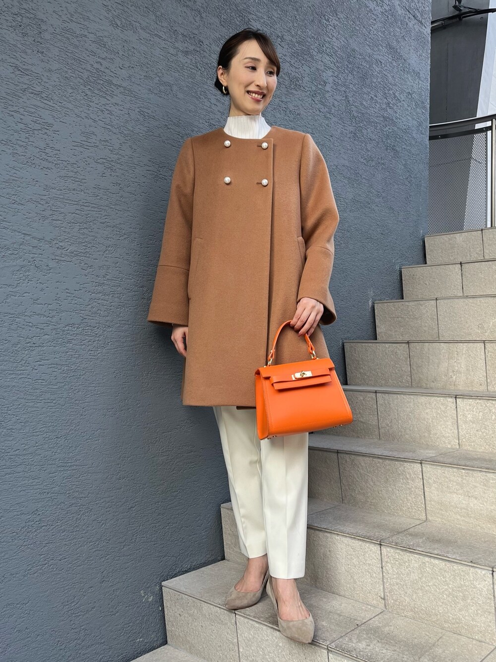 「ファッションを楽しもう、冬コーデ、冬アウター、冬服、パンツスタイル、キレイめ、ノーカラーコート、キャメル、Aライン、パンツコーデ、お出かけコーデ、ノーリーズ、大人かわいい、パール、白パンツ」｜「NOLLEY’Sのサキソニーストレッチパンツ（その他パンツ、ホワイト系）」を使った、nol ikeoさん（レディース・160cm）の秋コーディネートの2枚目の写真