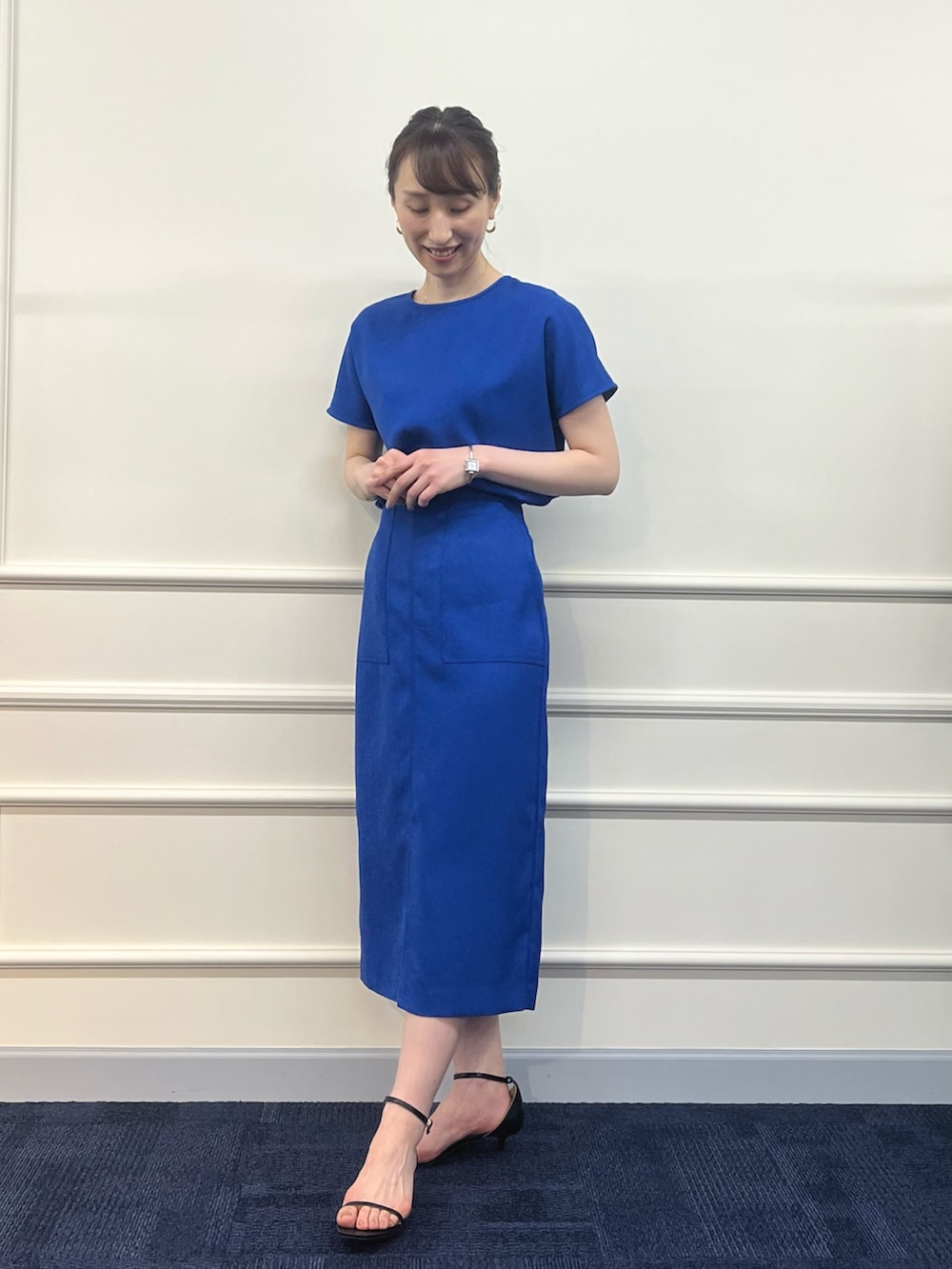 ブルー系のシャツ/ブラウス、ブルー系のスカート、ブラック系のサンダルを着用したレディースの春コーディネートの4枚目の写真