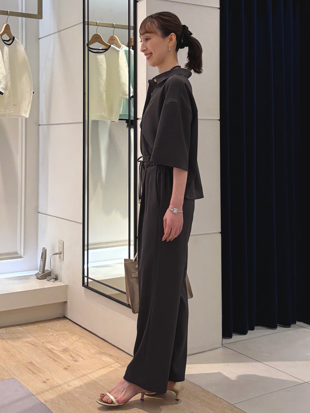 グレー系のシャツ/ブラウス、グレー系のその他パンツ、ベージュ系のトートバッグを着用したレディースの春コーディネートの6枚目の写真