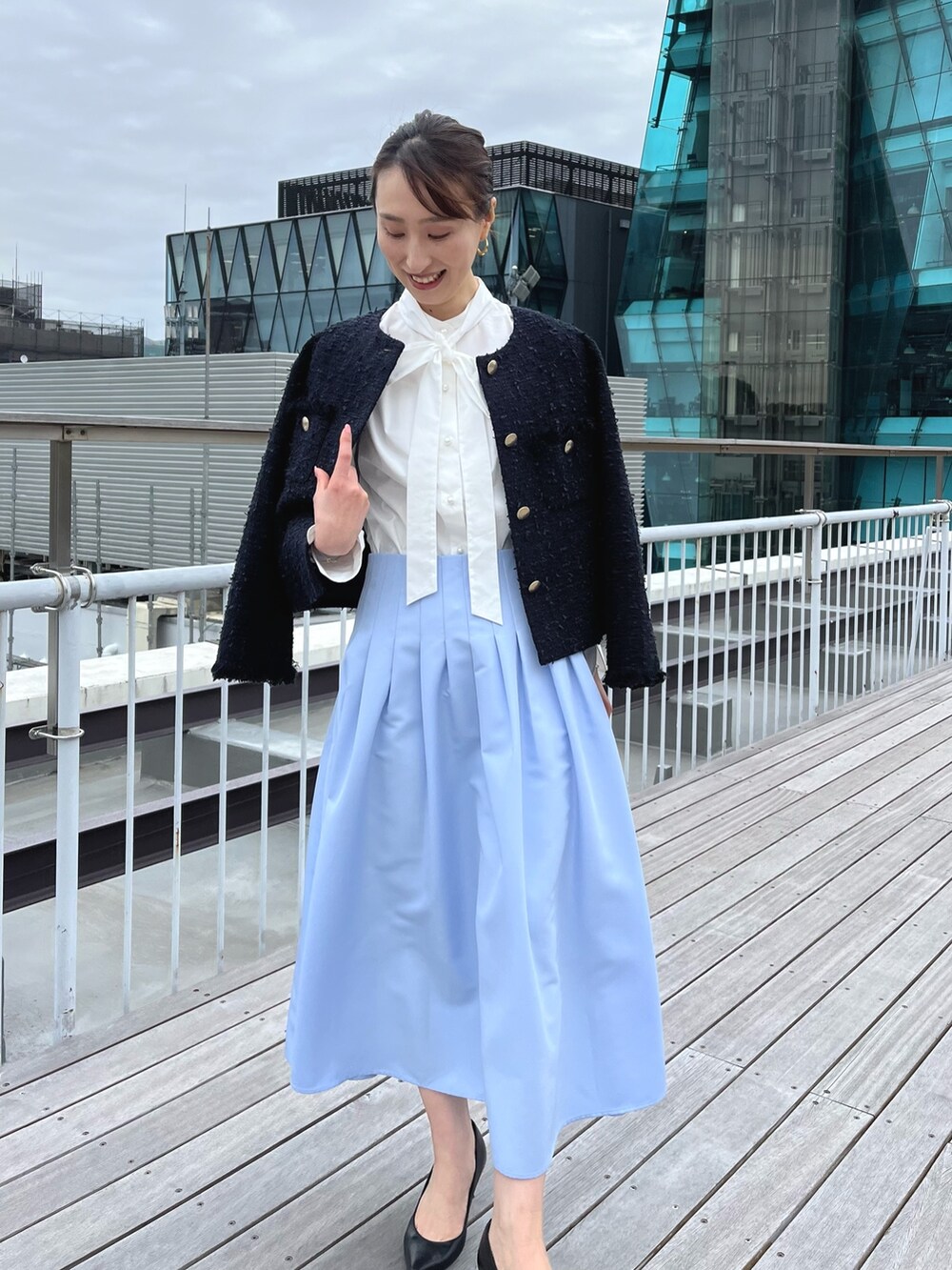 ホワイト系のシャツ/ブラウス、ブルー系のノーカラージャケット、ブルー系のスカートを着用したレディースの冬コーディネートの9枚目の写真