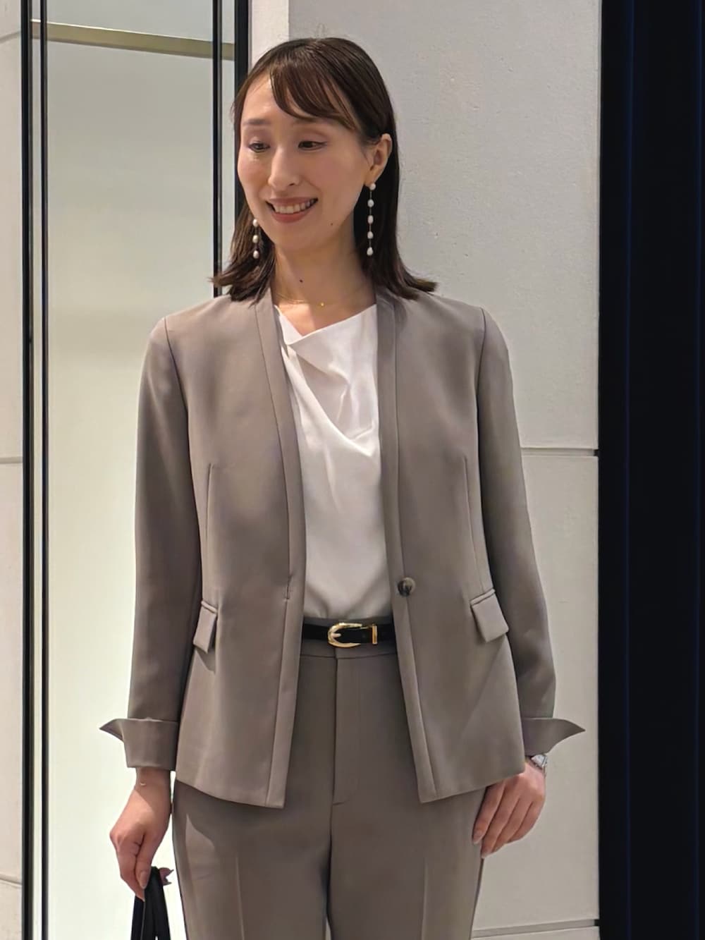 ホワイト系のシャツ/ブラウス、グリーン系のノーカラージャケット、グリーン系のその他パンツを着用したレディースの夏コーディネートの3枚目の写真