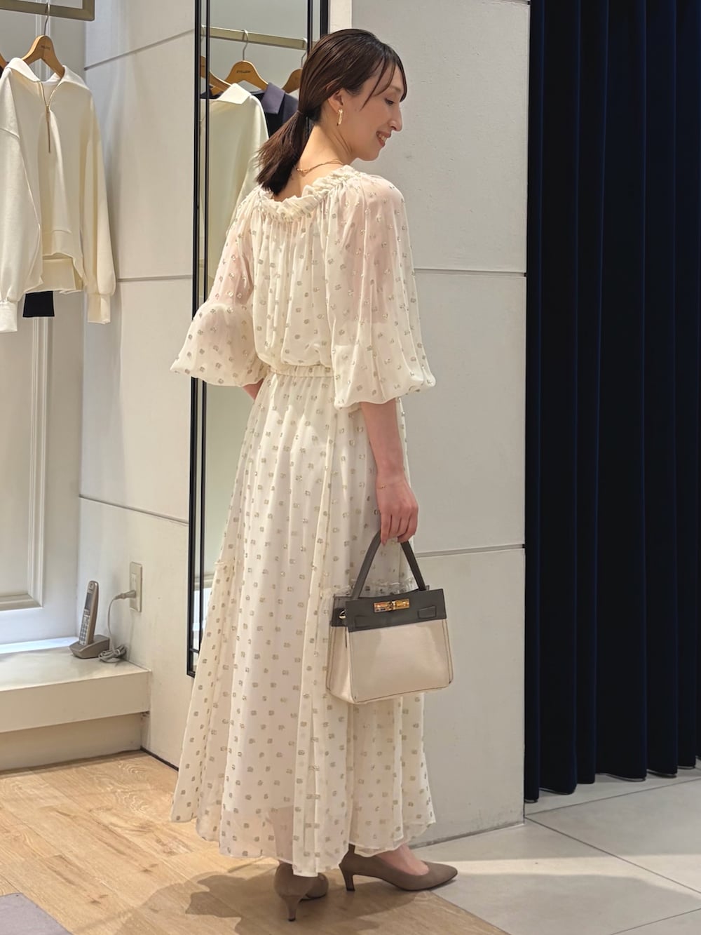 ブラック系のスカート、ホワイト系のシャツ/ブラウス、ホワイト系のキャミソールを着用したレディースの春コーディネートの10枚目の写真