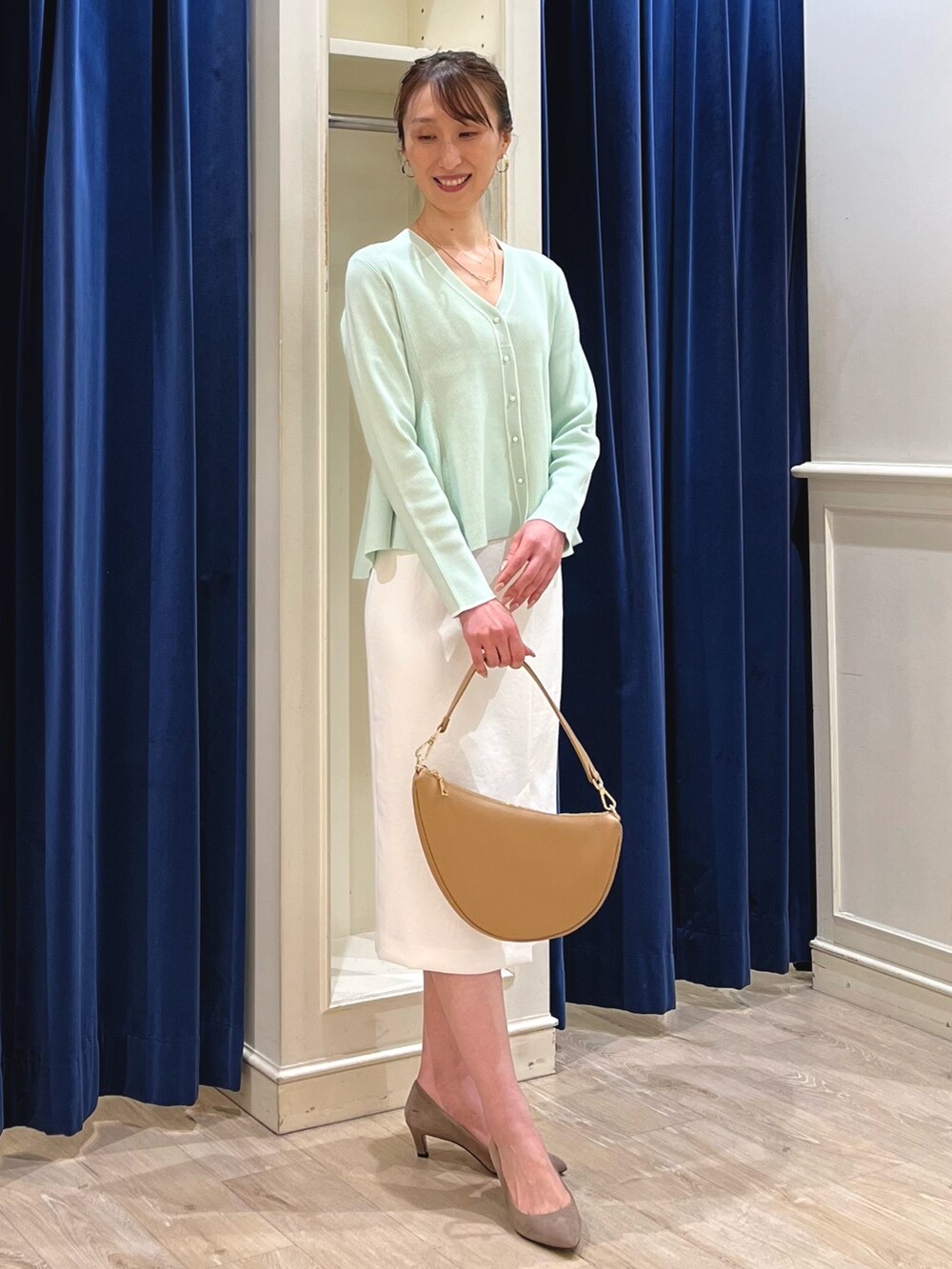「春カラー、春夏コーデ、スカートスタイル、ホワイト、カーディガンコーデ、リブニット、カーディガン、タイトスカート、スカート、春コーデ、ミントグリーン、オフィスカジュアル、ノーリーズ、きれいめカジュアル、キレイめ」｜「NOLLEY’Sの【grace grace/グラスグラス】ペスカフックスリムネックレス（ネックレス、ゴールド系）」を使った、nol ikeoさん（骨格ウェーブ・レディース・160cm）の春コーディネートの9枚目の写真