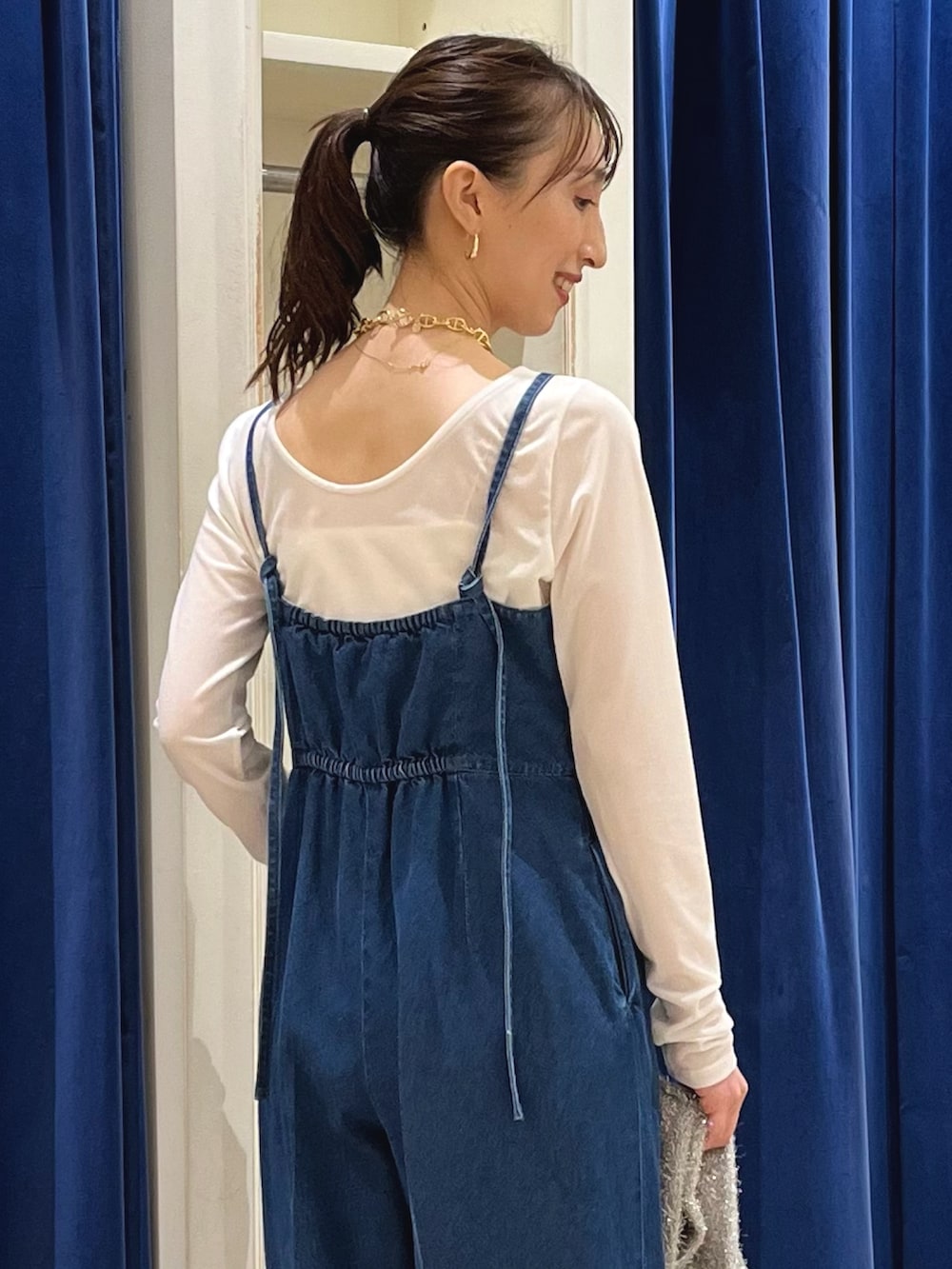 「秋服準備はじめました、休日スタイル、シアートップス、オトナカジュアル、デニム、デニムコーデ、オールインワン、サロペット、デニムサロペット、デニムオールインワン、ベロア、ワイドパンツ、デニムパンツ、きれいめカジュアル、ノーリーズ」|「NOLLEY’Sのアンカーチェーンインパールネックレス(ネックレス、ゴールド系)」を使った、nol ikeoさん(レディース・160cm)の秋コーディネートの3枚目の写真