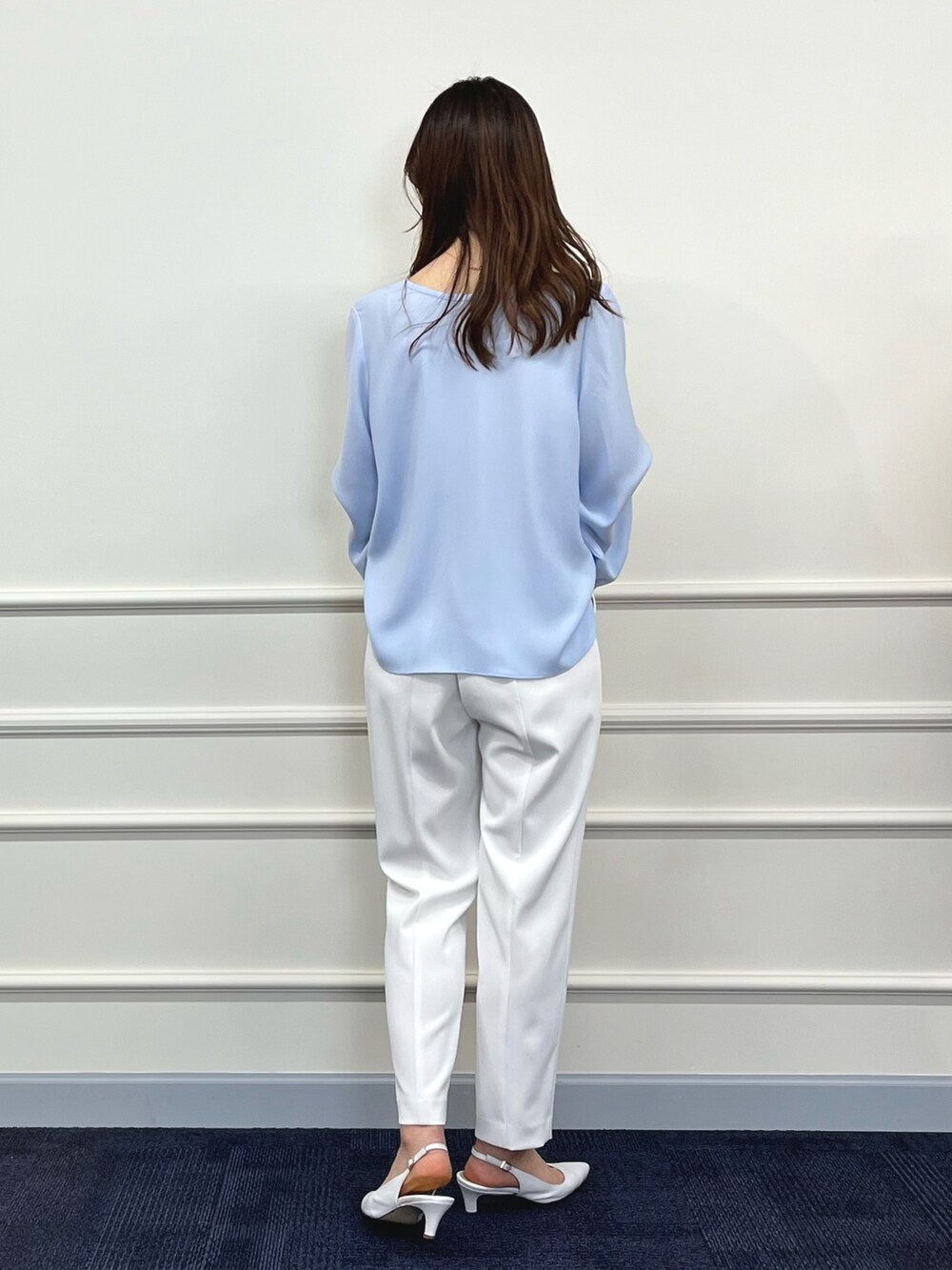 「春コーデ、パンツスタイル、ハンドバッグ、タックパンツ、テーパードパンツ、ブラウス、キレイめ、通勤コーデ、オフィスカジュアル、白パンツ、サックスブルー、ノーリーズ、イージーパンツ、オフィススタイル、ホワイトパンツ」｜「NOLLEY’Sのキラキラピアス（ピアス（両耳用）、ゴールド系）」を使った、nol ikeoさん（レディース・160cm）の春コーディネートの8枚目の写真