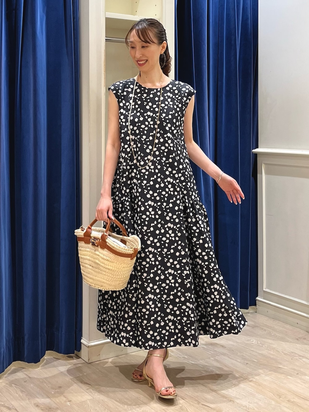 「夏コーデ、ワンピース、お出かけコーデ、大人ガーリー、ワンピーススタイル、ロングワンピース、小花柄、花柄ワンピース、花柄、フラワープリント、モノトーン、かごバッグ、夏ワンピース、ノーリーズ、きれいめカジュアル」｜「NOLLEY’Sの【WEB限定】マルチWAY チェーン＆淡水パールロングネックレス（ネックレス、ゴールド系）」を使った、nol ikeoさん（レディース・160cm）の夏コーディネートの2枚目の写真