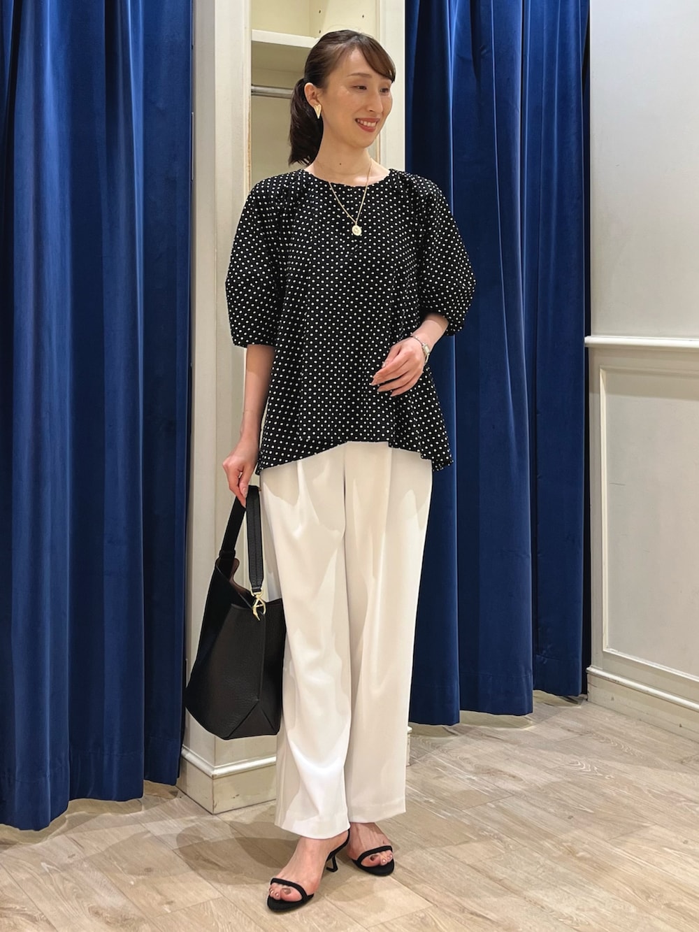 「ワイドパンツ、きれいめカジュアル、モノトーン、春夏コーデ、パンツコーデ、ドット、ドット柄、イージーパンツ、モノトーンコーデ、ノーリーズ、大人カジュアル、ブラウス、パフスリーブ、コインネックレス、大人コーデ」|「NOLLEY’Sの【grace grace/グラスグラス】ハート ピアス(ピアス(両耳用)、ゴールド系)」を使った、nol ikeoさん(骨格ウェーブ・レディース・160cm)の春コーディネートの6枚目の写真