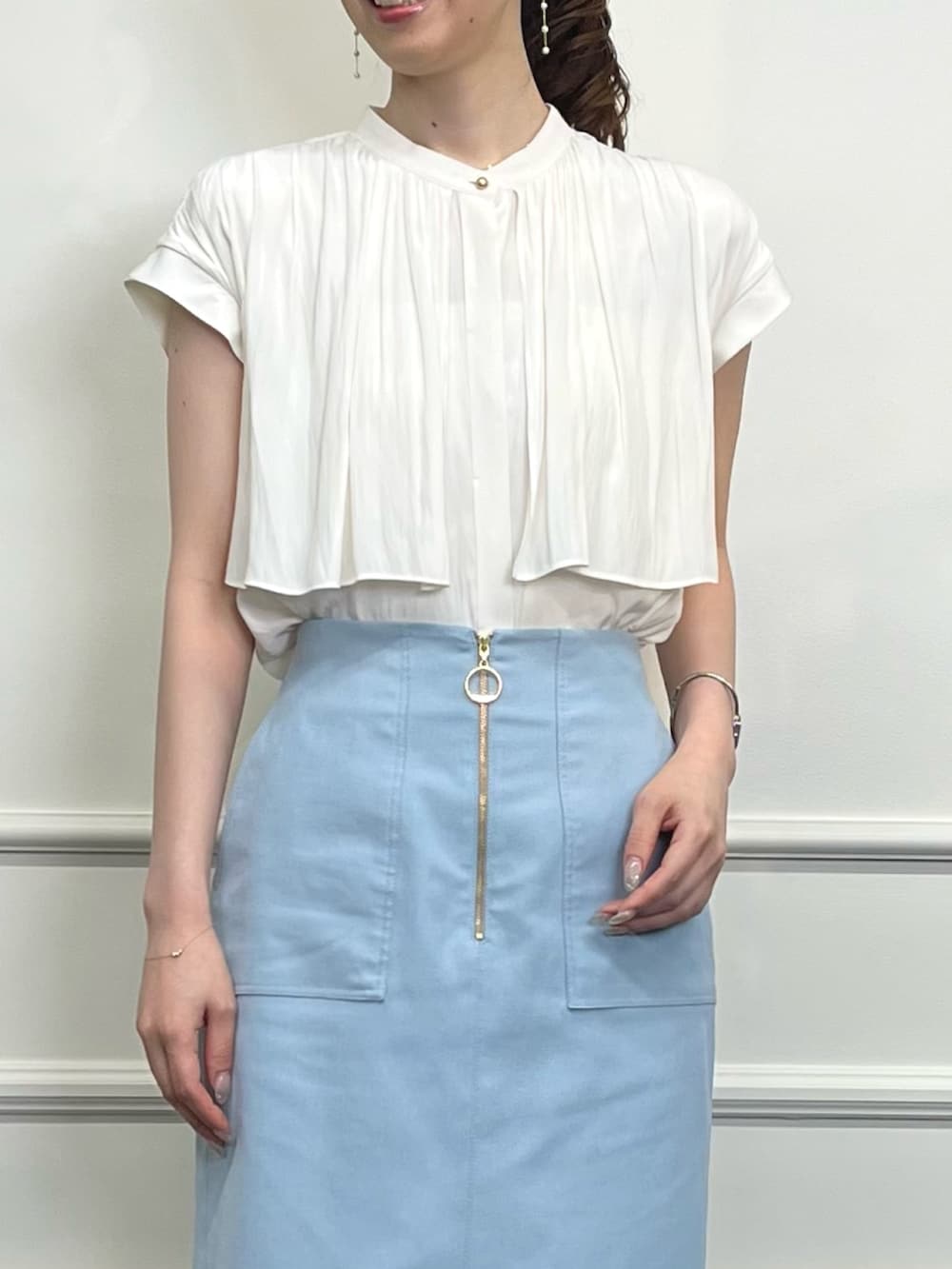 ホワイト系のシャツ/ブラウス、ブルー系のスカート、ホワイト系のサンダルを着用したレディースの夏コーディネートの4枚目の写真