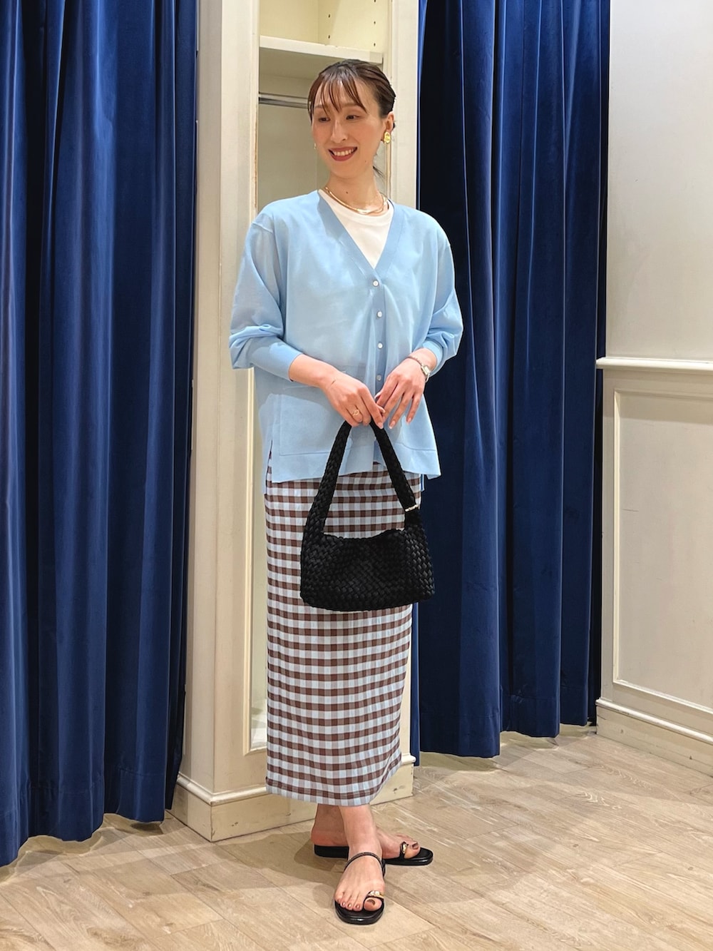 「サンダル、ロングスカート、きれいめカジュアル、シアートップス、夏コーデ、タイトスカート、ギンガムチェック、ギンガムチェックスカート、シアー、カーディガン、カーディガンコーデ、ノーリーズ、白Tシャツ、Vネック、シアーカーディガン」|「NOLLEY’Sのニュアンスプレートイヤリング(イヤリング、ゴールド系)」を使った、nol ikeoさん(骨格ウェーブ・レディース・160cm)の夏コーディネートの6枚目の写真