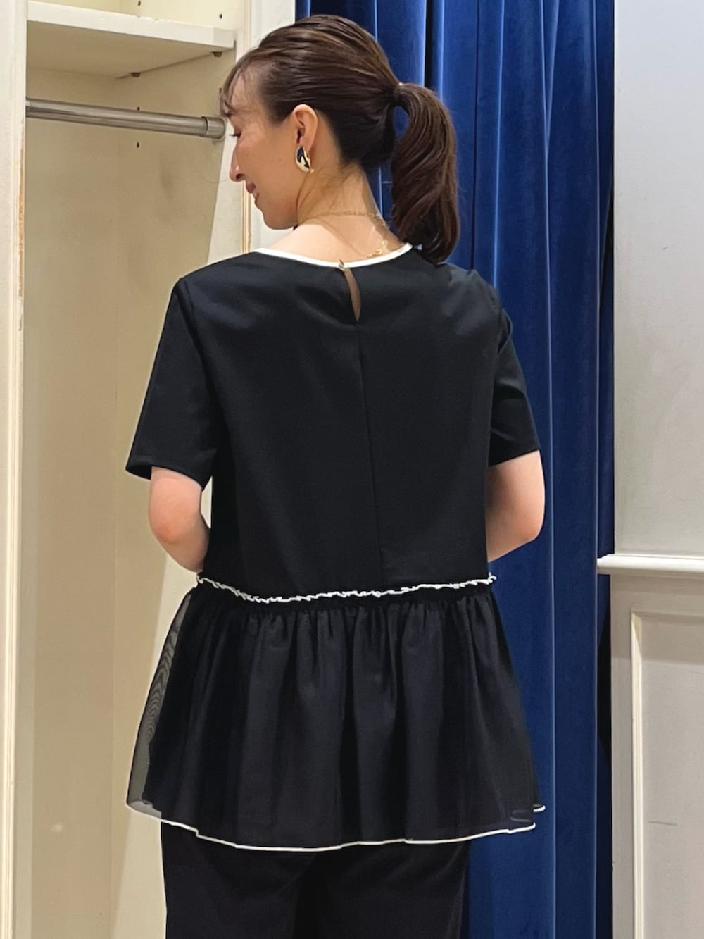 「夏ルックで気分アップ、きれいめカジュアル、ブラックコーデ、モノトーン、大人かわいい、ぺプラムトップス、オールブラック、モノトーンコーデ、パンツスタイル、テーパードパンツ、ノーリーズ、カットソー、メッシュバッグ、ブラック、黒」|「NOLLEY’Sの【grace grace/グラスグラス】ピアット イヤリング(イヤリング、ゴールド系)」を使った、nol ikeoさん(骨格ウェーブ・レディース・160cm)の夏コーディネートの4枚目の写真