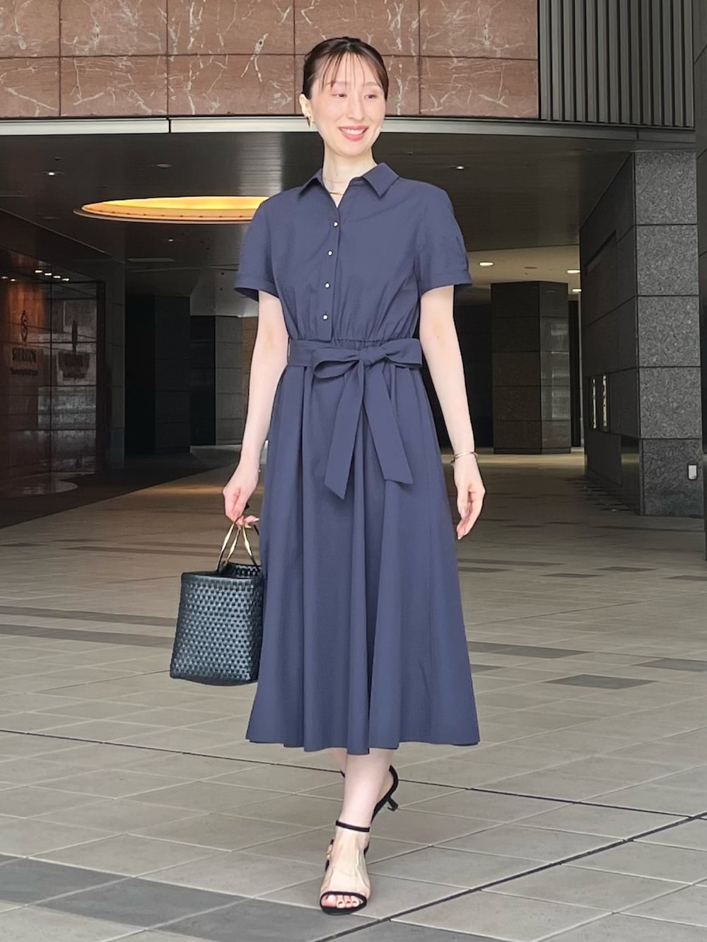 「ワンピース、きれいめカジュアル、夏コーデ、大人女子、大人コーデ、ワンピーススタイル、ワンピースコーデ、シャツワンピ、シャツワンピース、ネイビー、キレイめ、ノーリーズ、ワントーン、ワントーンコーデ、夏」｜「NOLLEY’Sの【grace grace/グラスグラス】ハート ピアス（ピアス（両耳用）、ゴールド系）」を使った、nol ikeoさん（骨格ウェーブ・レディース・160cm）の夏コーディネートの8枚目の写真
