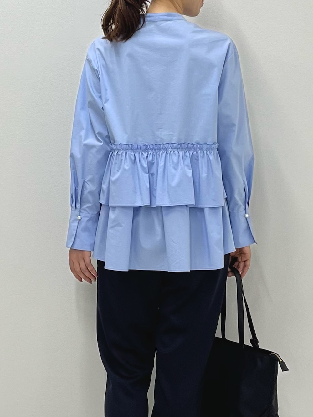 「きれいめカジュアル、フリルトップス、ぺプラムトップス、ぺプラム、ブラウス、イージーパンツ、パンツスタイル、テーパードパンツ、サックスブルー、ネイビー、キレイめ、オフィスカジュアル、トートバッグ、フリル、ノーリーズ」|「NOLLEY’Sのボリュームラウンドイヤリング(イヤリング、シルバー系)」を使った、nol ikeoさん(レディース・160cm)の夏コーディネートの5枚目の写真