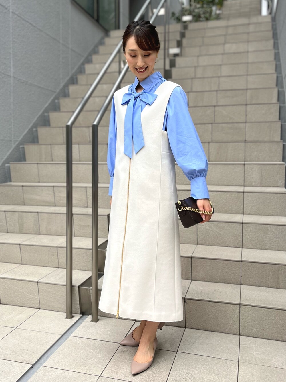 ブルー系のシャツ/ブラウス、ホワイト系のワンピース、ブルー系のショルダーバッグを着用したレディースの冬コーディネートの5枚目の写真
