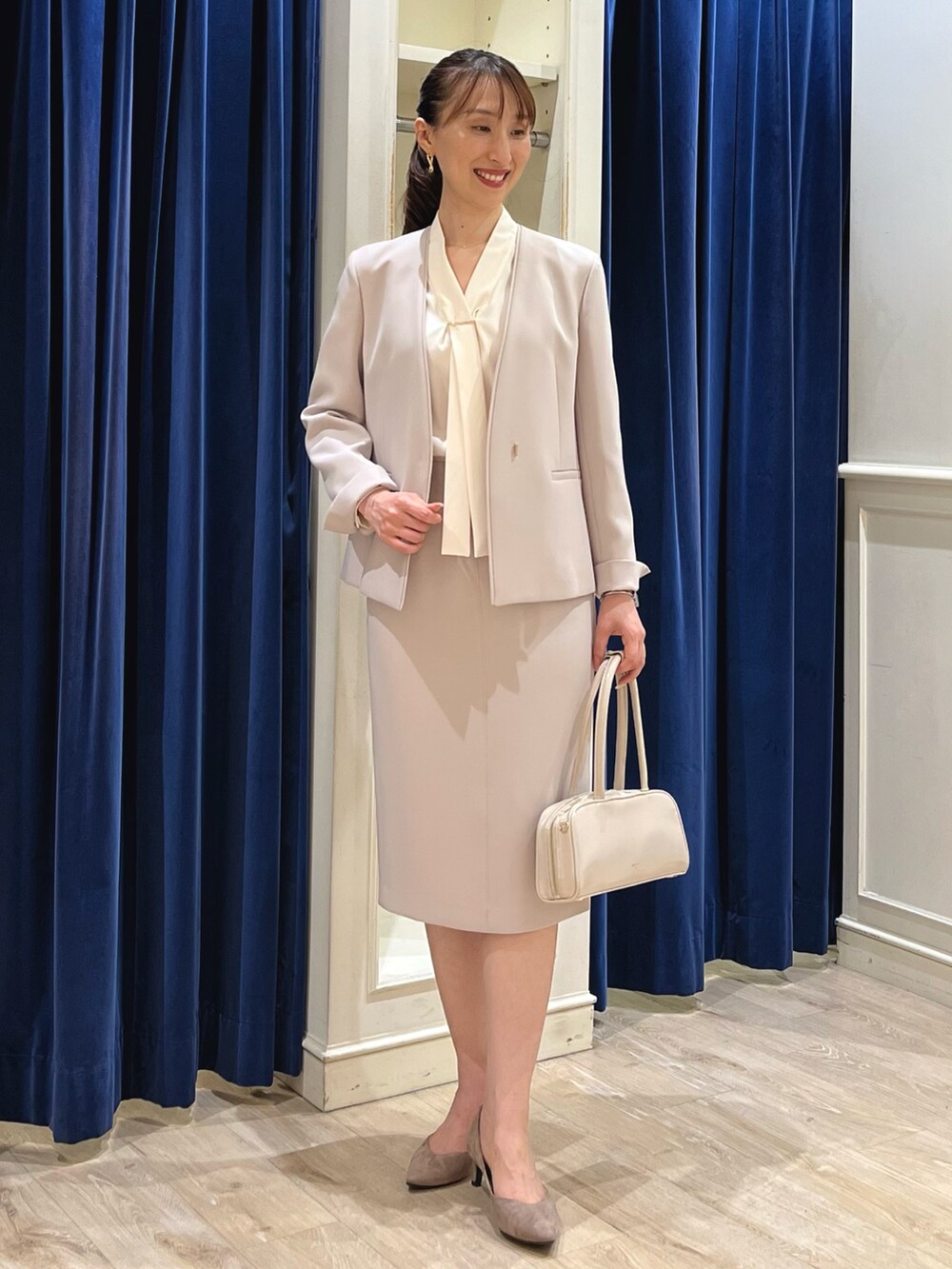 「アツいコーデ全部見せ、秋服準備はじめました、セットアップ、ベージュ、オフィススタイル、オフィスコーデ、通勤コーデ、ノーカラージャケット、ジャケット、スーツスタイル、タイトスカート、ブラウス、スーツ、ノーリーズ、ジャケットコーデ」|「NOLLEY’S Sophiの《セットアップ対応》ウォッシャブルダブルクロスノーカラージャケット(ノーカラージャケット、ベージュ系)」を使った、nol ikeoさん(レディース・160cm)の夏コーディネートの5枚目の写真
