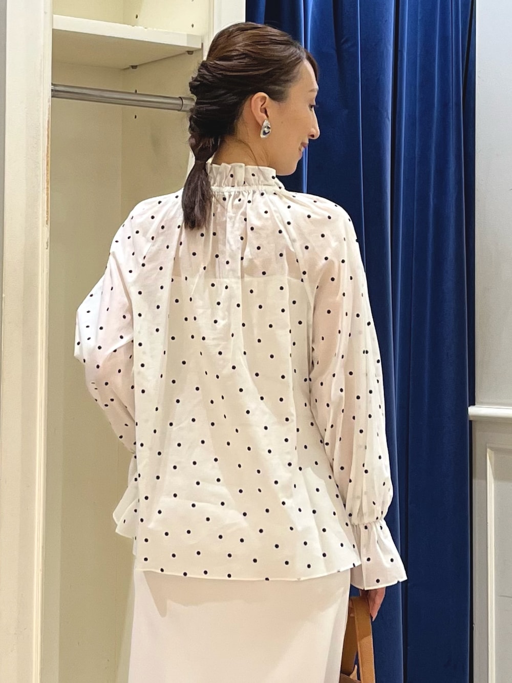 「きれいめカジュアル、ロングスカート、大人女子、ナロースカート、スカート、ドット、ドット柄、ドットブラウス、ワントーン、ワントーンコーデ、ホワイトコーデ、ホワイト、ノーリーズ、ブラウス、フリル」|「NOLLEY’Sの【grace grace/グラスグラス】ピアット イヤリング(イヤリング、シルバー系)」を使った、nol ikeoさん(骨格ウェーブ・レディース・160cm)の夏コーディネートの4枚目の写真