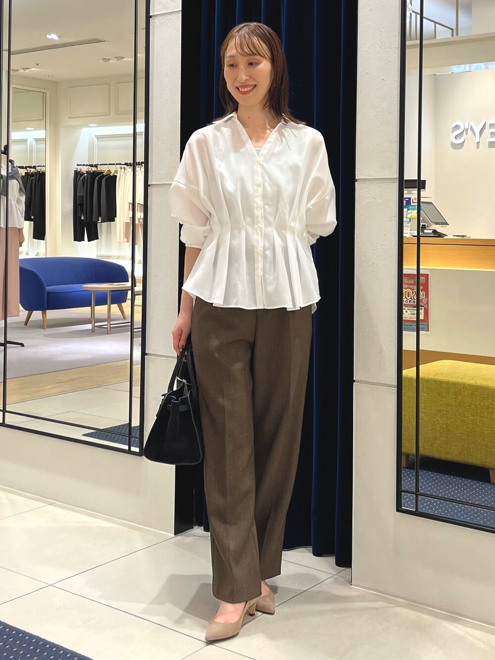 シルバー系のタンクトップ、ホワイト系のシャツ/ブラウス、ブラウン系のその他パンツを着用したレディースの秋コーディネートの6枚目の写真