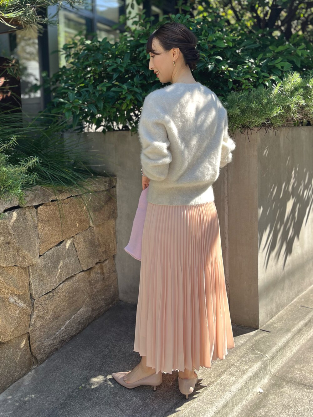 ベージュ系のカーディガン/ボレロ、ピンク系のスカート、イエロー系のショルダーバッグを着用したレディースの秋コーディネートの5枚目の写真