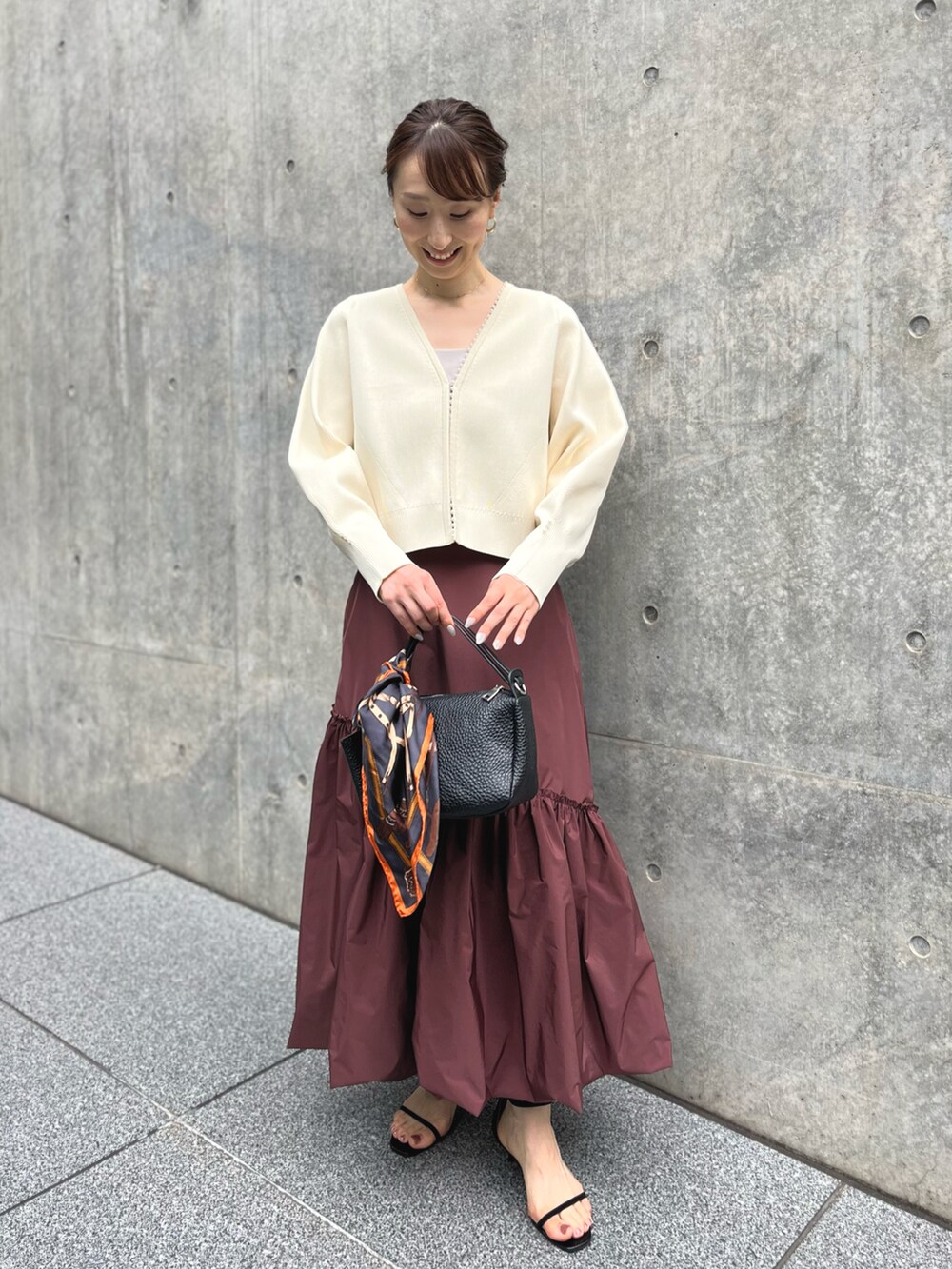 ホワイト系のカーディガン/ボレロ、レッド系のスカート、ブラック系のショルダーバッグを着用したレディースの夏コーディネートの4枚目の写真