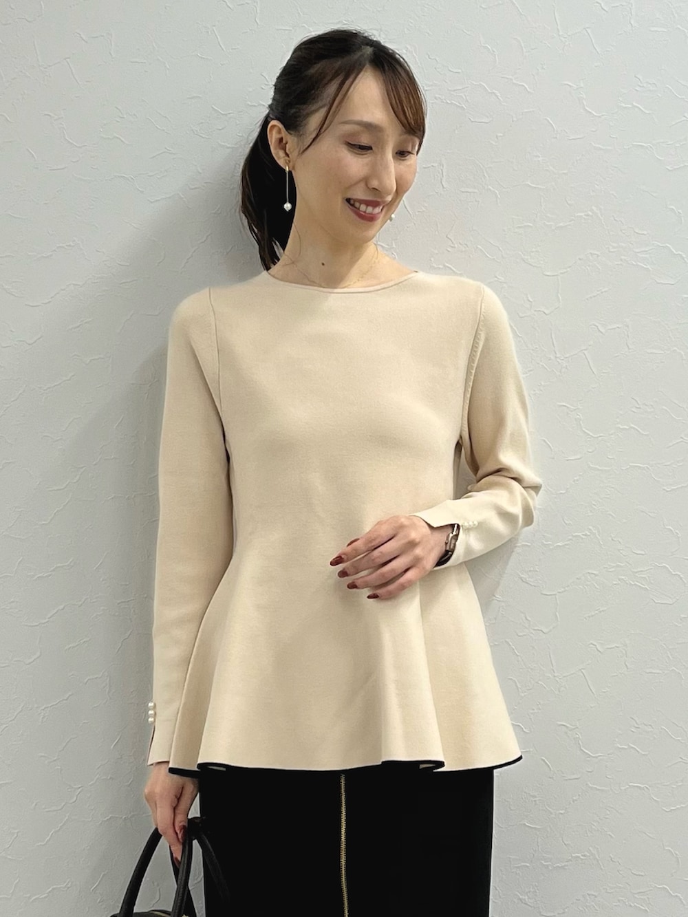 「ブラウン、ニット、大人女子、ぺプラムトップス、ぺプラム、タイトスカート、スカート、キレイめ、ベージュ、ボストンバッグ、きれいめカジュアル、大人コーデ、ノーリーズ、ぺプラムニット、オフィスカジュアル」｜「NOLLEY’Sのコットンパールブラチェーンイヤリング（イヤリング、ホワイト系）」を使った、nol ikeoさん（レディース・160cm）の秋コーディネートの3枚目の写真