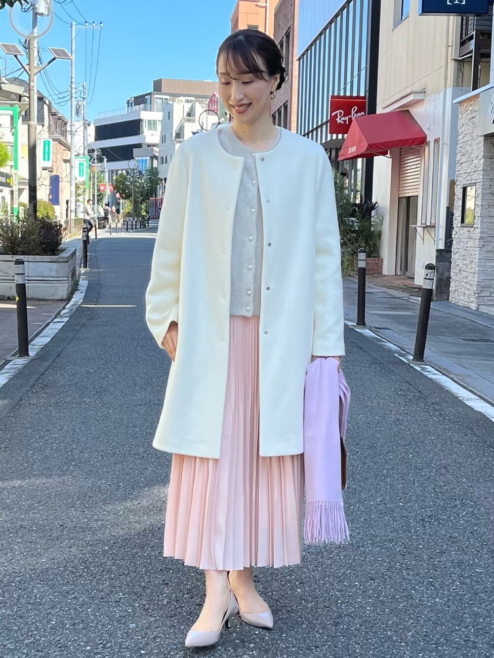 「新星WEARISTAにエントリー、冬アウター、クリスマスに着たい服、マイベストコーデ2023、お出かけコーデ、ロングスカート、淡色コーデ、大人かわいい、キレイめ、ノーカラーコート、プリーツスカート、ノーリーズ、コート、きれいめコーディネート、スカート」｜「NOLLEY’S Sophiのへアリーパール釦クルーネックカーディガン（カーディガン/ボレロ、ベージュ系）」を使った、nol ikeoさん（レディース・160cm）の冬コーディネートの2枚目の写真