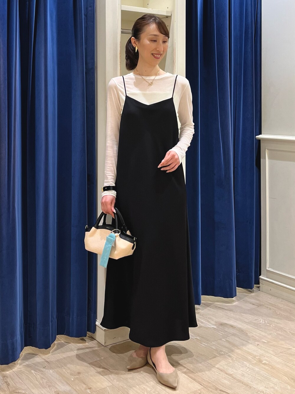 「ロンT、シアートップス、オトナカジュアル、オトナ女子、休日スタイル、キレイめカジュアル、キャミワンピ、キャミワンピース、モノトーン、モノトーンコーデ、ワンピース、シアー、ブラック、ノーリーズ、大人カジュアル」|「NOLLEY’Sの【grace grace/グラスグラス】ハートイヤリング(イヤリング、ゴールド系)」を使った、nol ikeoさん(骨格ウェーブ・レディース・160cm)の春コーディネートの4枚目の写真