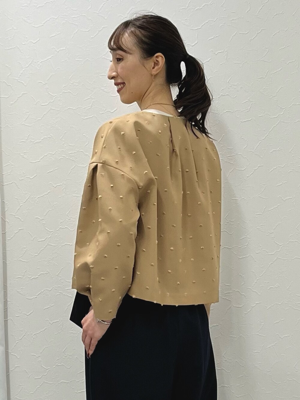 「きれいめカジュアル、キレイめ、ドット、ジャガード、ブルゾン、羽織り、ワイドパンツ、ベルト、大人カジュアル、キャメル、ネイビー、パンツスタイル、ブラウス、ノーリーズ、ノーカラージャケット」|「NOLLEY’Sの【grace grace/グラスグラス】10K カットワイヤーフープ ピアス(ピアス(両耳用)、ゴールド系)」を使った、nol ikeoさん(レディース・160cm)の秋コーディネートの3枚目の写真