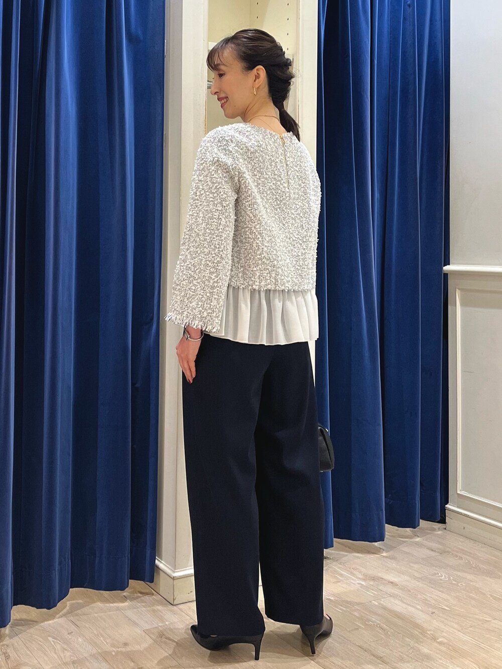 「シンプルスタイル、オトナ女子、モノトーン、セレモニー、ツイード、ぺプラムトップス、ぺプラム、フリル、フリルトップス、イージーパンツ、ワイドパンツ、パンツ、パンツスタイル、ノーリーズ、ボストンバッグ」｜「NOLLEY’Sの【grace grace/グラスグラス】2トーンスライドネックレス（ネックレス、ゴールド系）」を使った、nol ikeoさん（骨格ウェーブ・レディース・160cm）の冬コーディネートの9枚目の写真