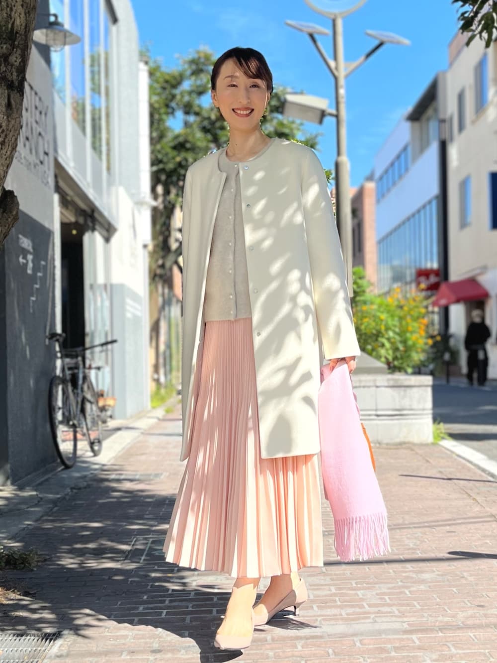 「新星WEARISTAにエントリー、冬アウター、クリスマスに着たい服、マイベストコーデ2023、お出かけコーデ、ロングスカート、淡色コーデ、大人かわいい、キレイめ、ノーカラーコート、プリーツスカート、ノーリーズ、コート、きれいめコーディネート、スカート」｜「NOLLEY’S Sophiのへアリーパール釦クルーネックカーディガン（カーディガン/ボレロ、ベージュ系）」を使った、nol ikeoさん（レディース・160cm）の冬コーディネートの7枚目の写真