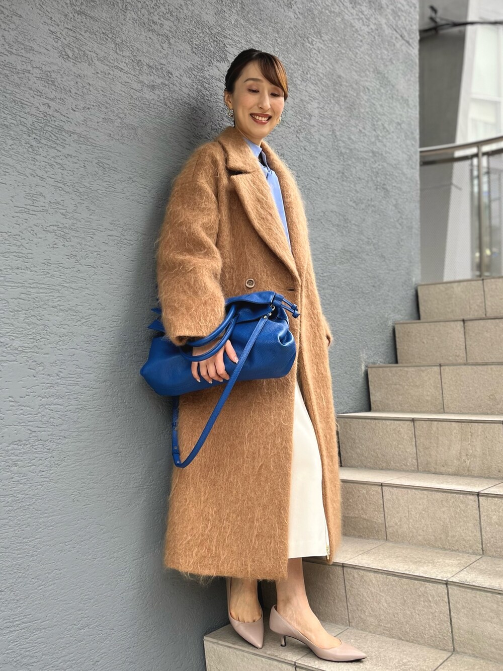 「ファッションを楽しもう、ワンピース、お出かけコーデ、きれいめカジュアル、ジャンパースカート、シャギー、モヘア、チェスターコート、ボウタイブラウス、サックスブルー、ジャンスカ、キャメル、ロングコート、コート、ノーリーズ」|「AULENTTIの【AULENTTI/ オーレンティ】◇【WEB限定】巾着ビッグバッグ(ショルダーバッグ、ブルー系)」を使った、nol ikeoさん(レディース・160cm)の秋コーディネートの3枚目の写真