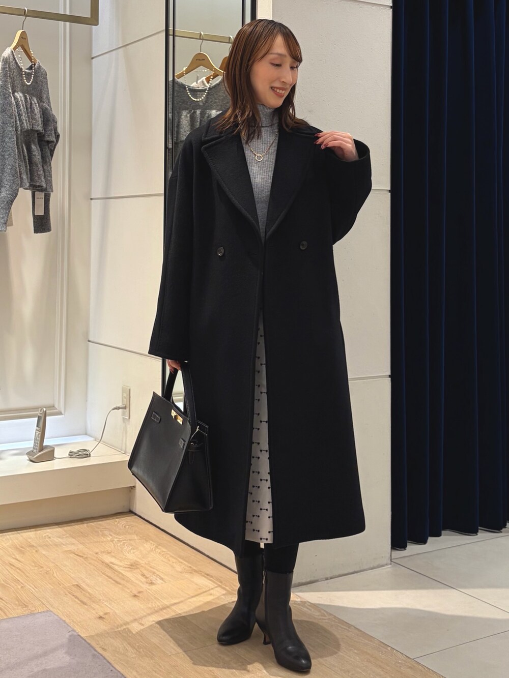 グレー系のその他トップス、ブラック系のその他アウター、ベージュ系のスカートを着用したレディースの冬コーディネートの2枚目の写真