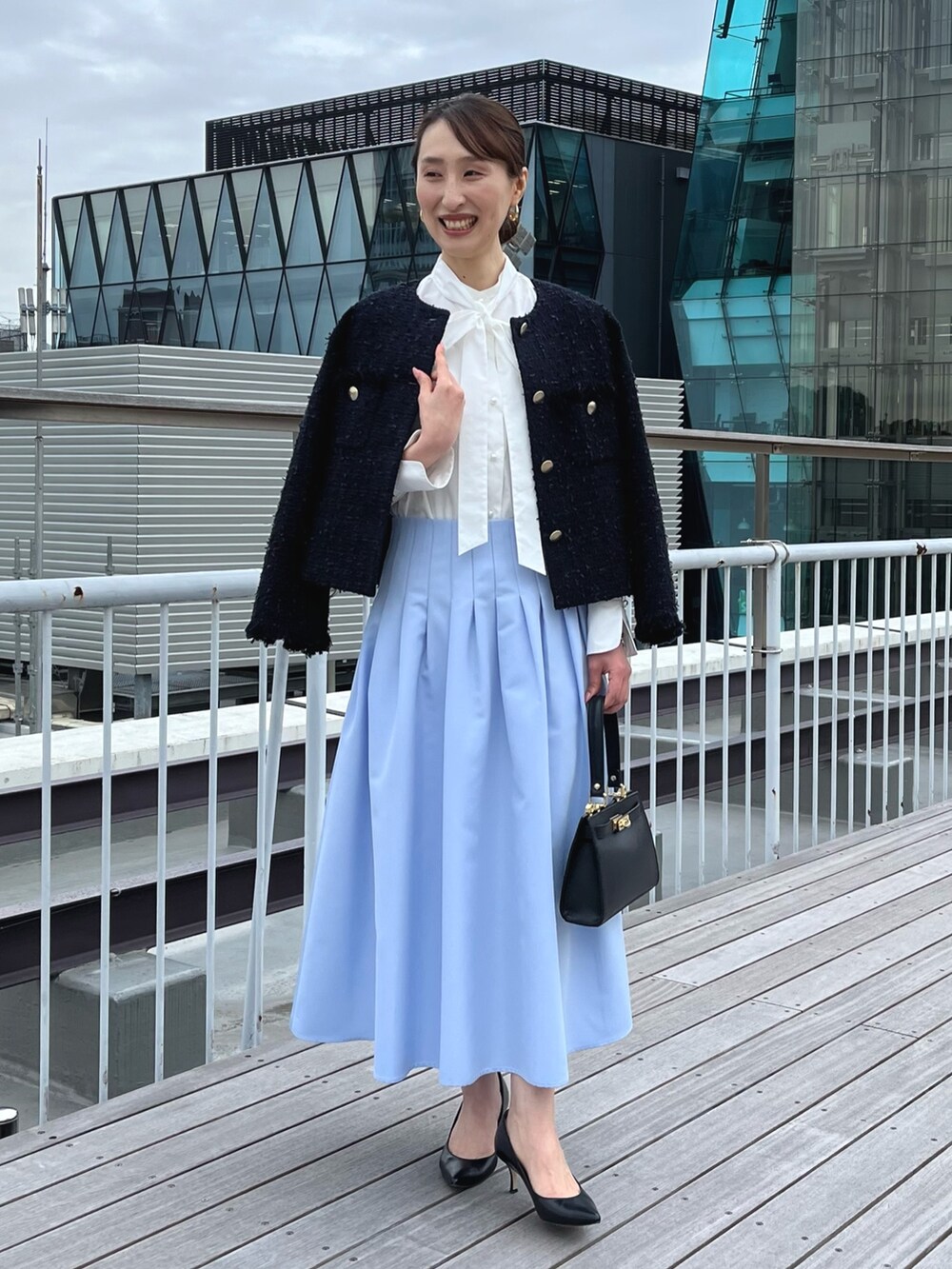 ホワイト系のシャツ/ブラウス、ブルー系のノーカラージャケット、ブルー系のスカートを着用したレディースの冬コーディネートの5枚目の写真