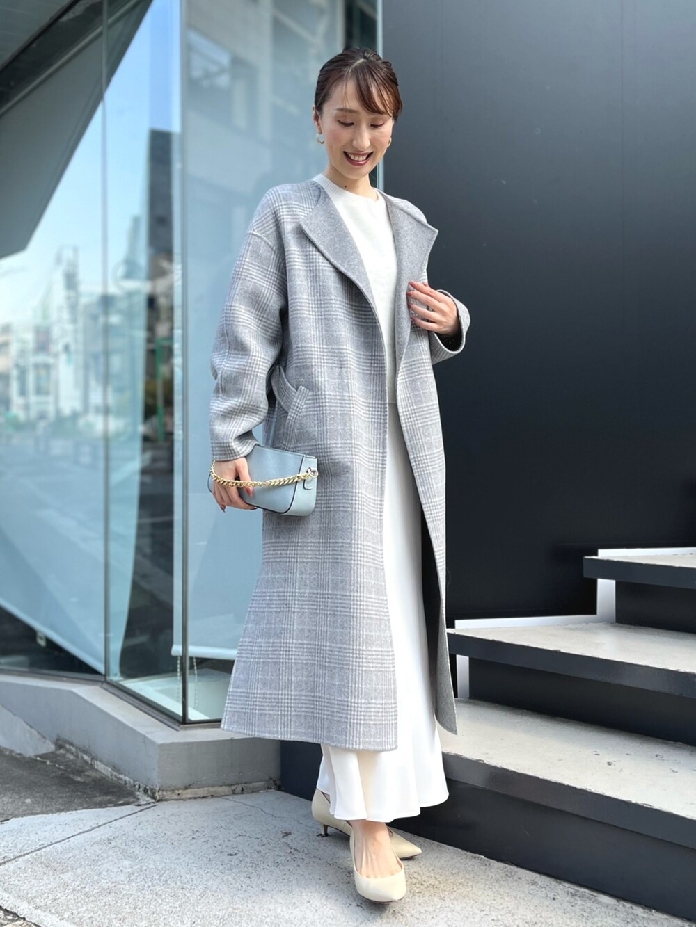「ファッションを楽しもう、リバーシブル、ナロースカート、リバーコート、ロングスカート、ロングコート、ノーカラーコート、チェック、チェックコート、マーメイドスカート、ニット、ワントーンコーデ、ノーリーズ、グレー、キレイめ」｜「NOLLEY’Sのへアリークルーネックプルオーバーニット（ニット/セーター、ホワイト系）」を使った、nol ikeoさん（レディース・160cm）の秋コーディネートの3枚目の写真