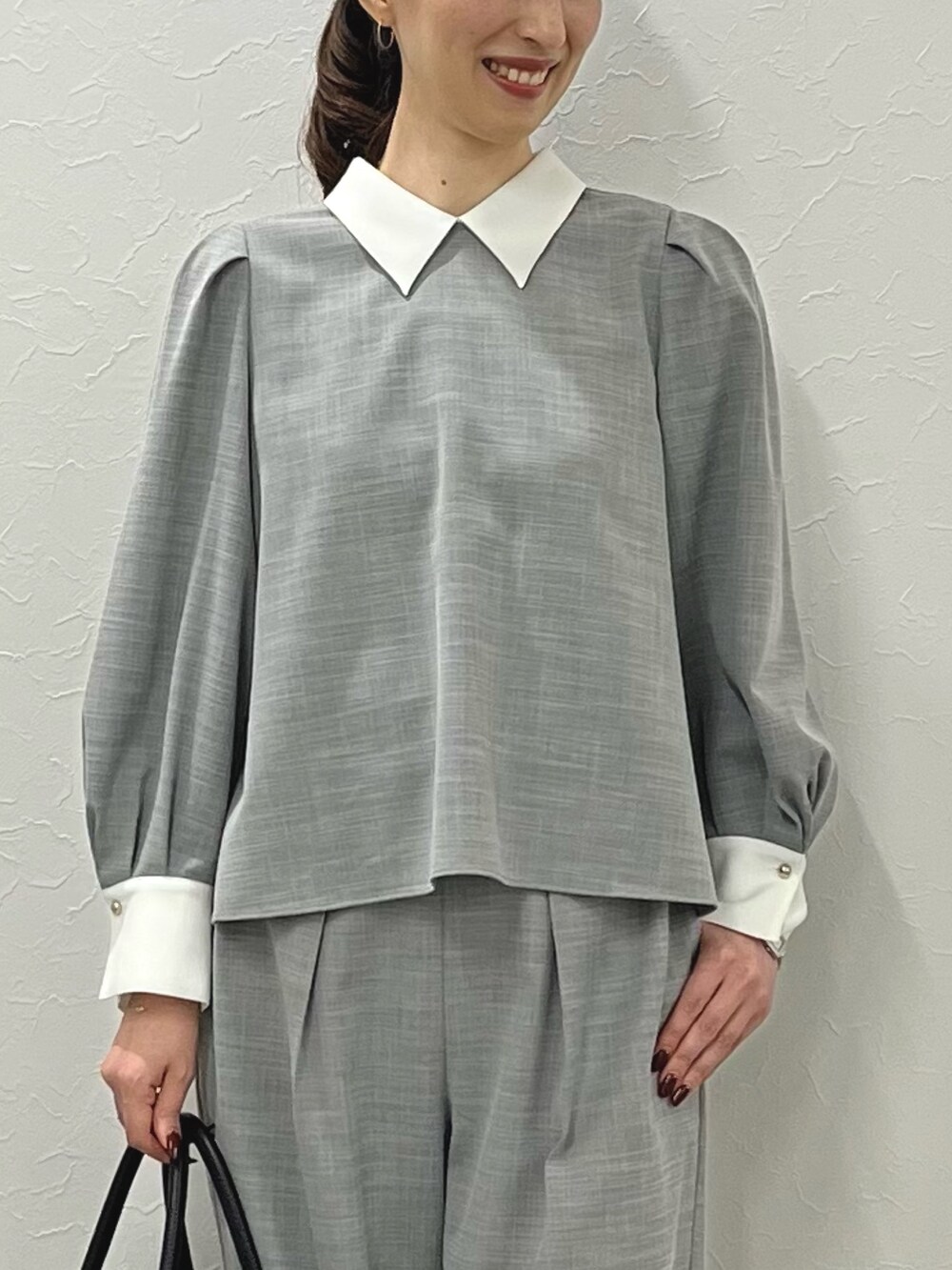 「パンツスタイル、タックパンツ、テーパードパンツ、セットアップ、セットアップスタイル、襟付きトップス、グレーコーデ、グレー、セレモニー、パンツコーデ、ノーリーズ、ぺプラムトップス、きれいめカジュアル、キレイめ、ブラウス」｜「NOLLEY’Sの《セットアップ対応》ウォッシャブルツータックテーパードパンツ（その他パンツ、グレー系）」を使った、nol ikeoさん（骨格ウェーブ・レディース・160cm）の冬コーディネートの3枚目の写真
